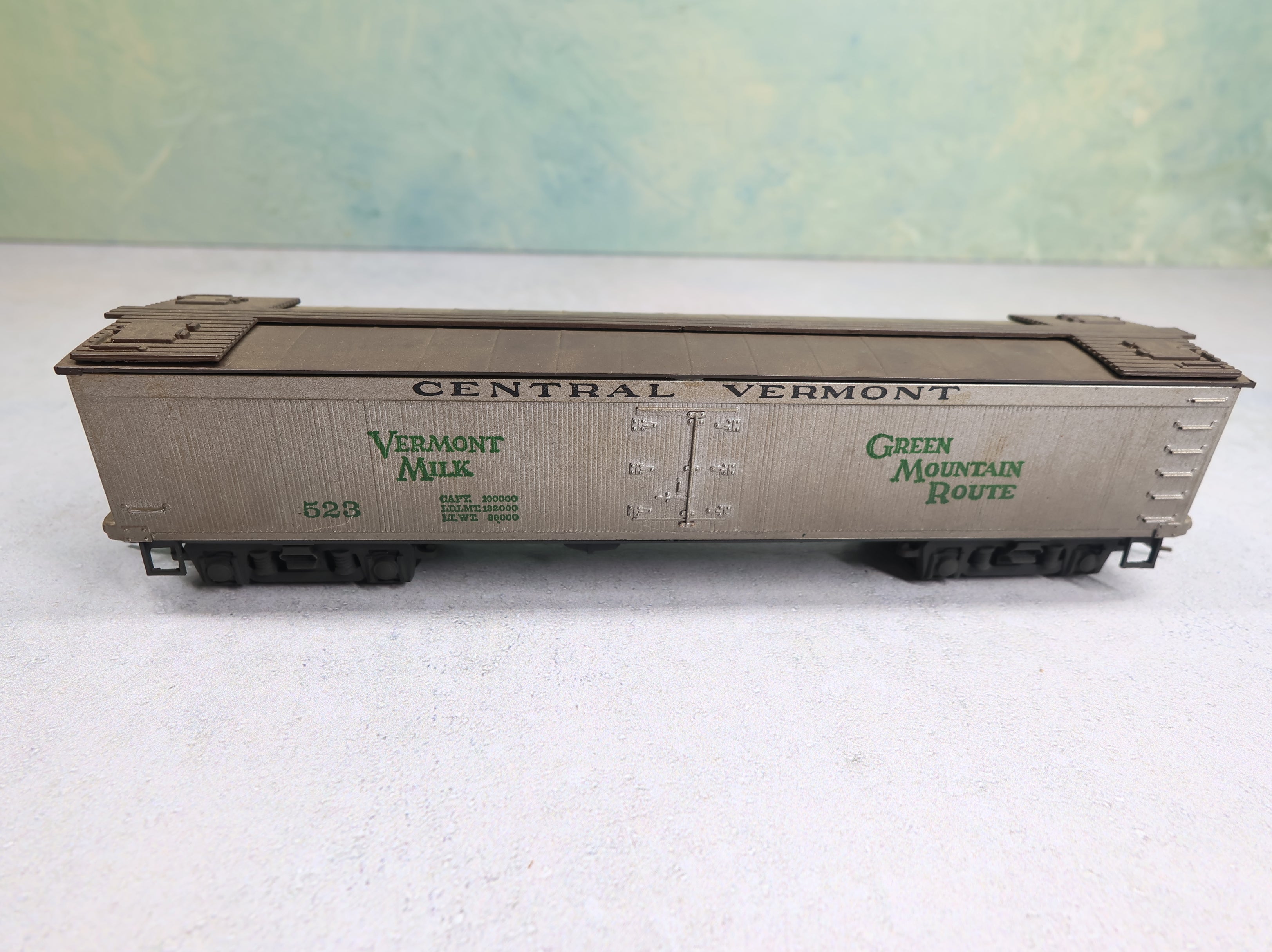 USED Roundhouse HO Scale Milk Tank Car Central Vermont #523 Green Mountain Route Weathered