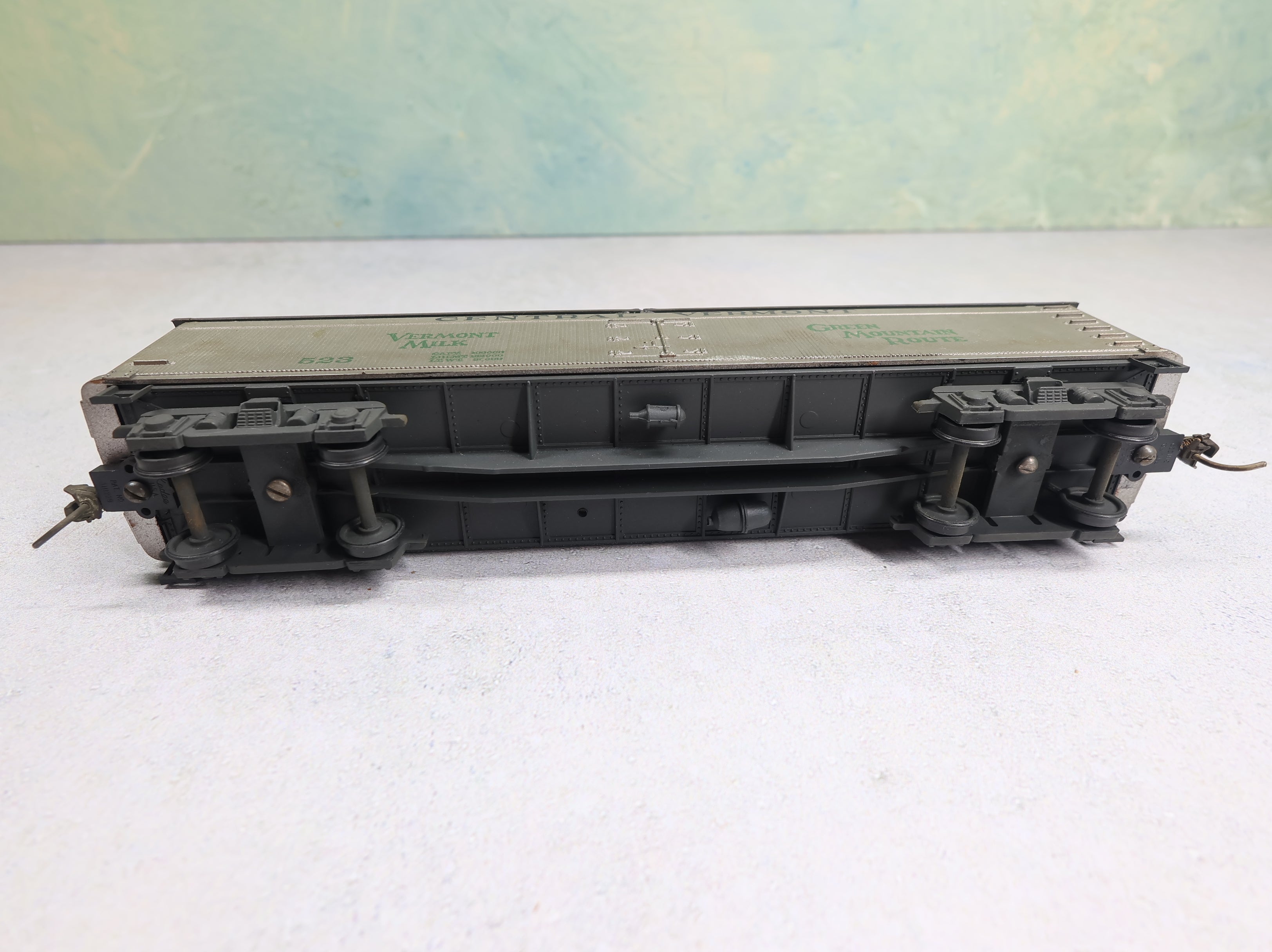 USED Roundhouse HO Scale Milk Tank Car Central Vermont #523 Green Mountain Route Weathered