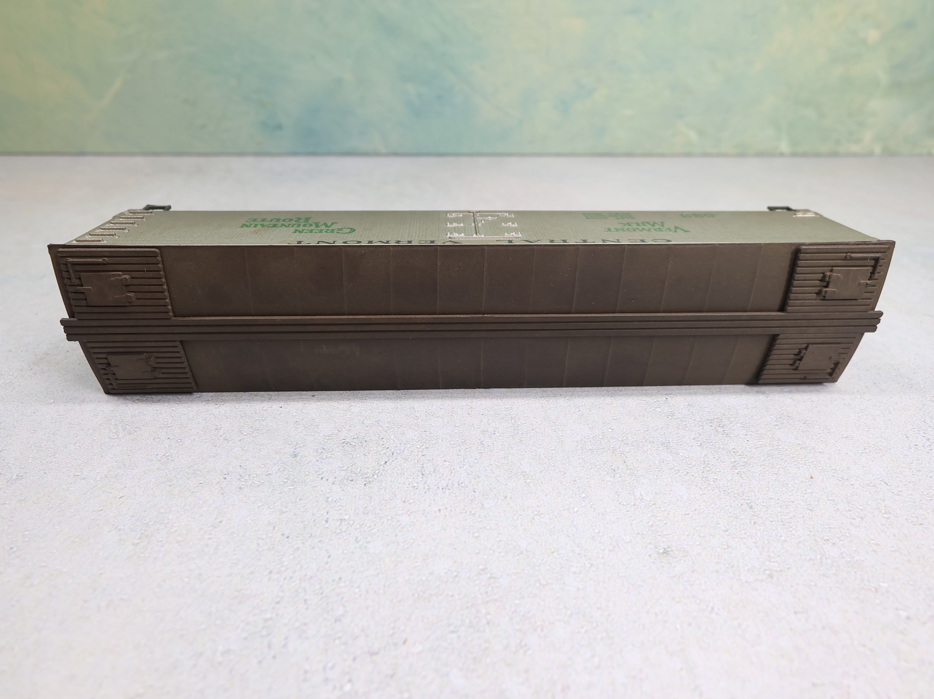 USED Roundhouse HO Scale Milk Tank Car Central Vermont #523 Green Mountain Route Weathered