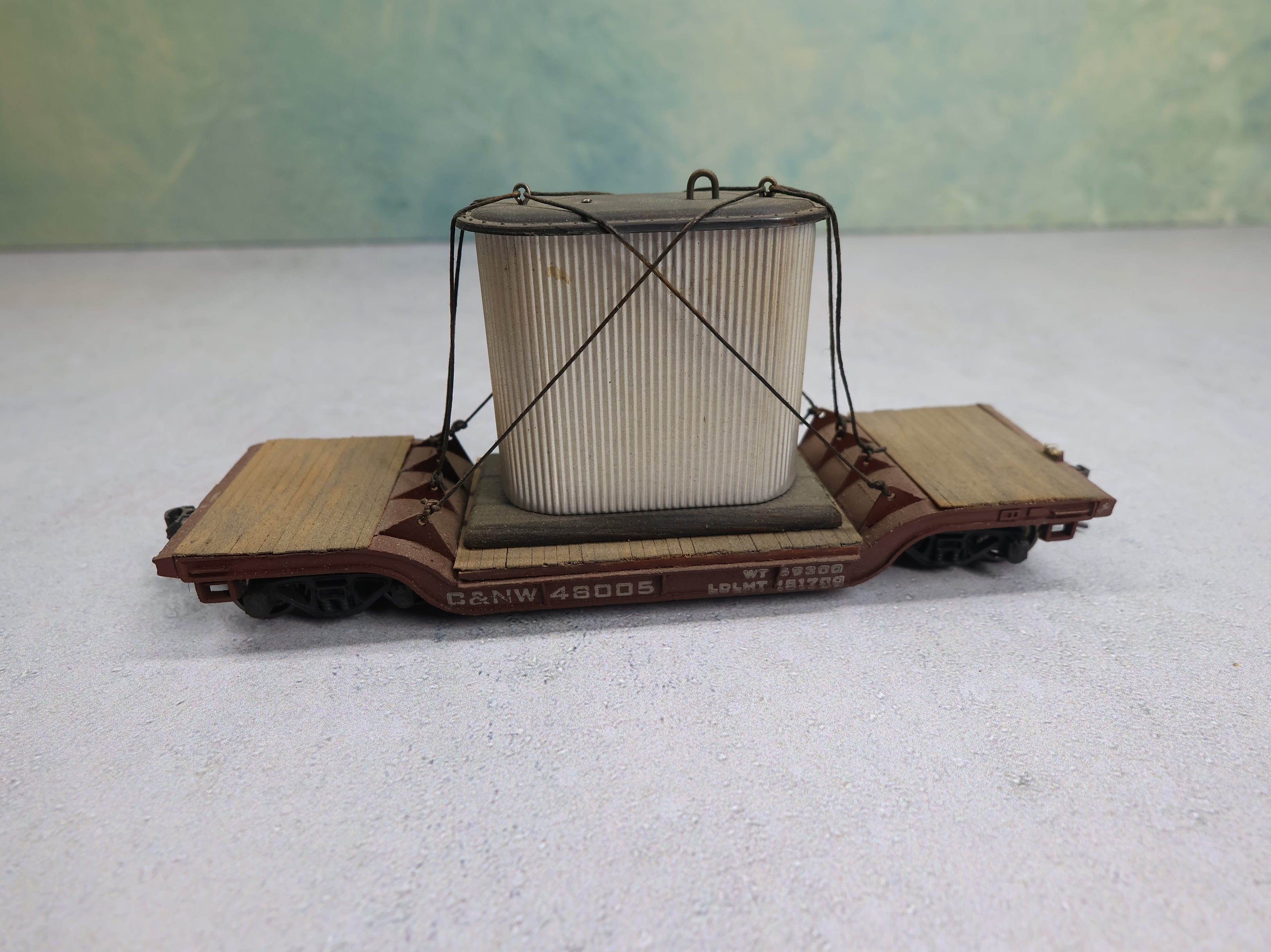 USED HO Scale Center Depressed Flat Car w/ Load Chicago and North Western CNW #48005 Weathered