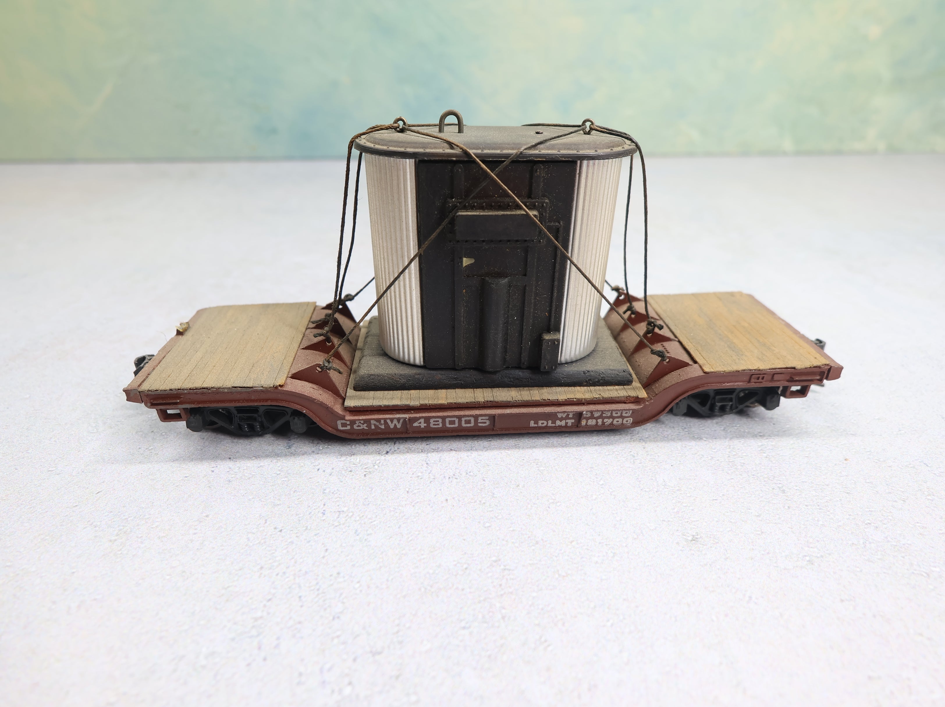 USED HO Scale Center Depressed Flat Car w/ Load Chicago and North Western CNW #48005 Weathered