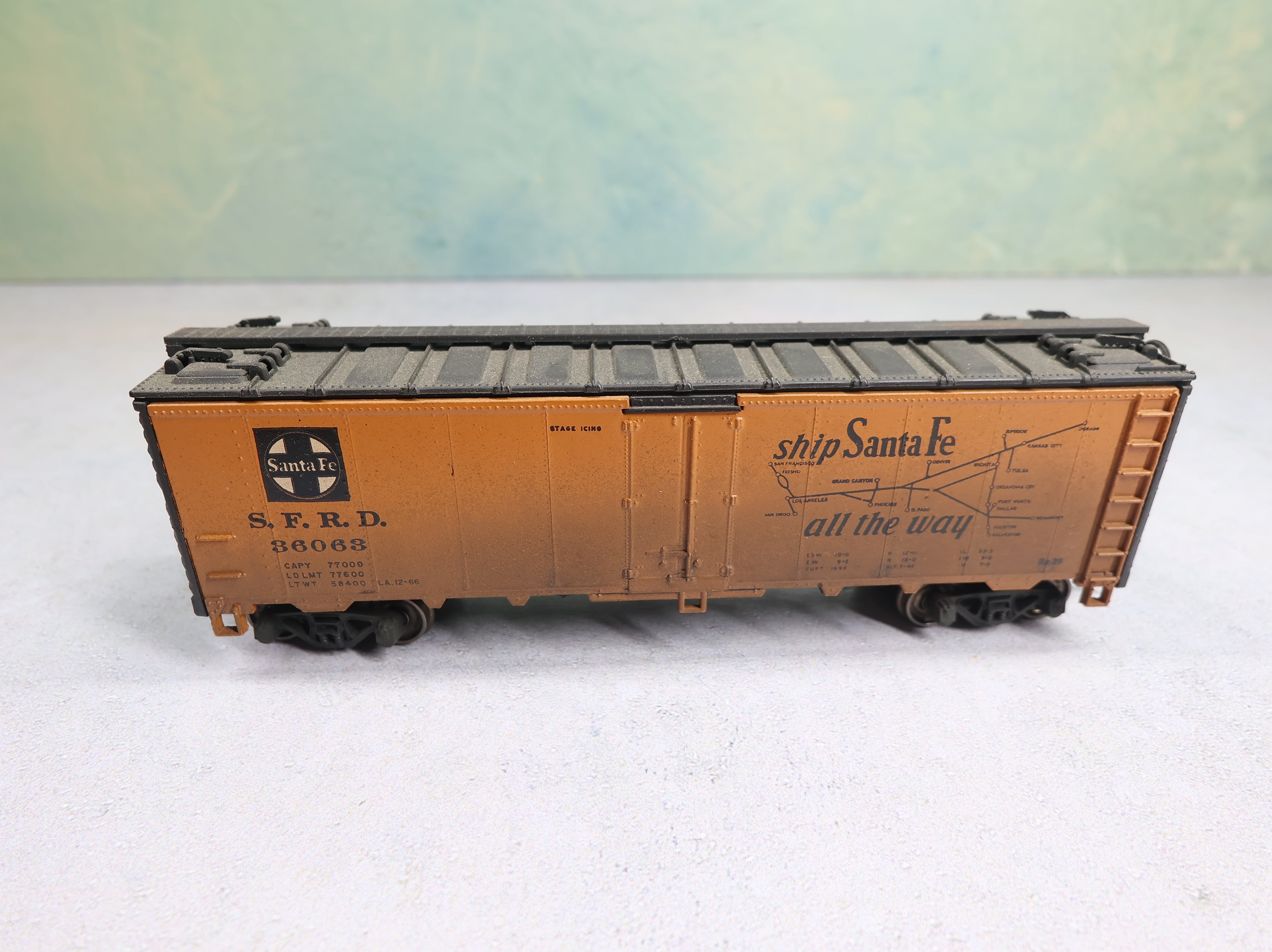 USED Athearn HO Scale 40' Reefer Weathered Santa Fe SFRD #36063