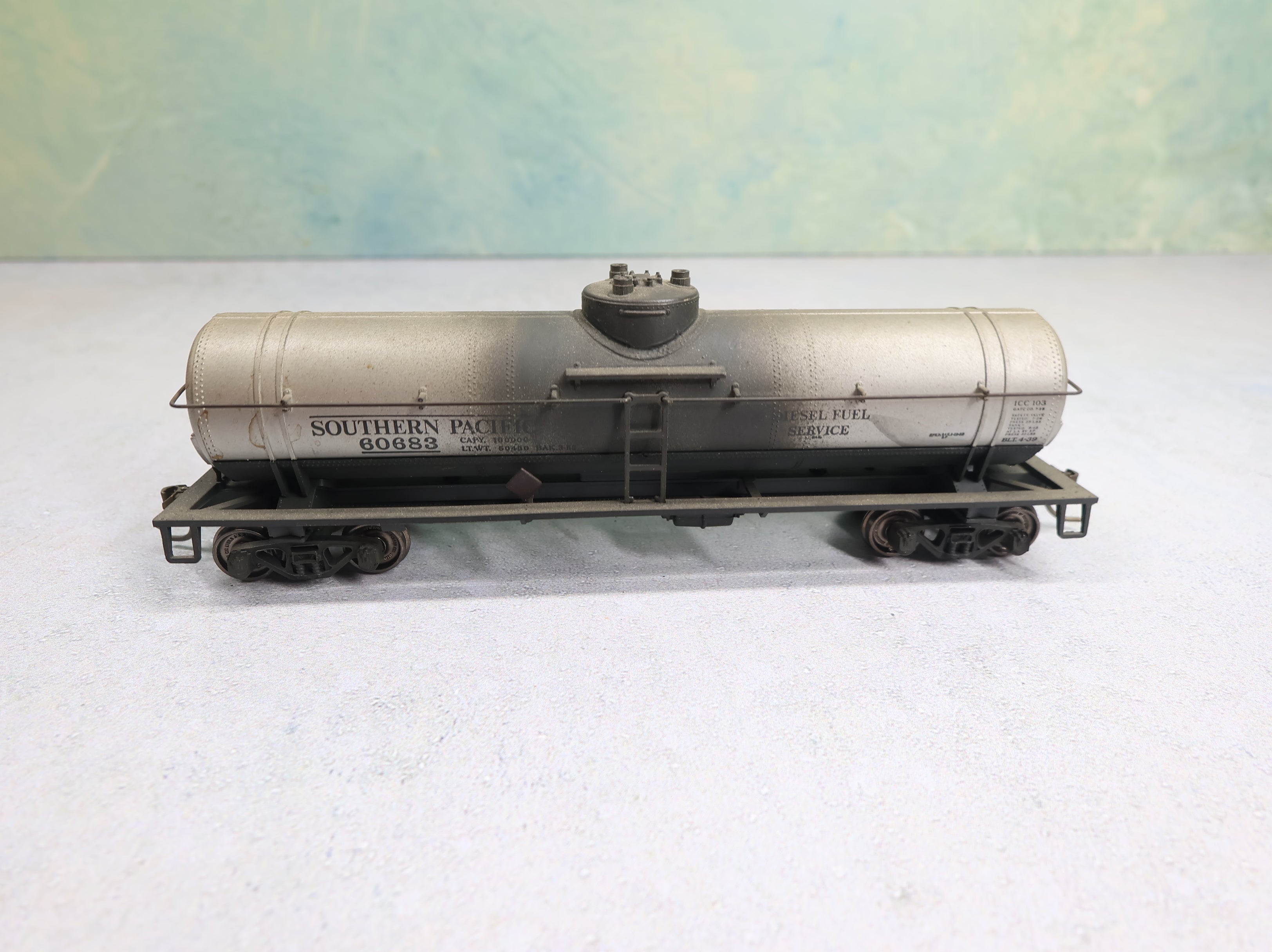 USED Athearn HO Scale Single Dome Tank Car Southern Pacific #60683 Weathered