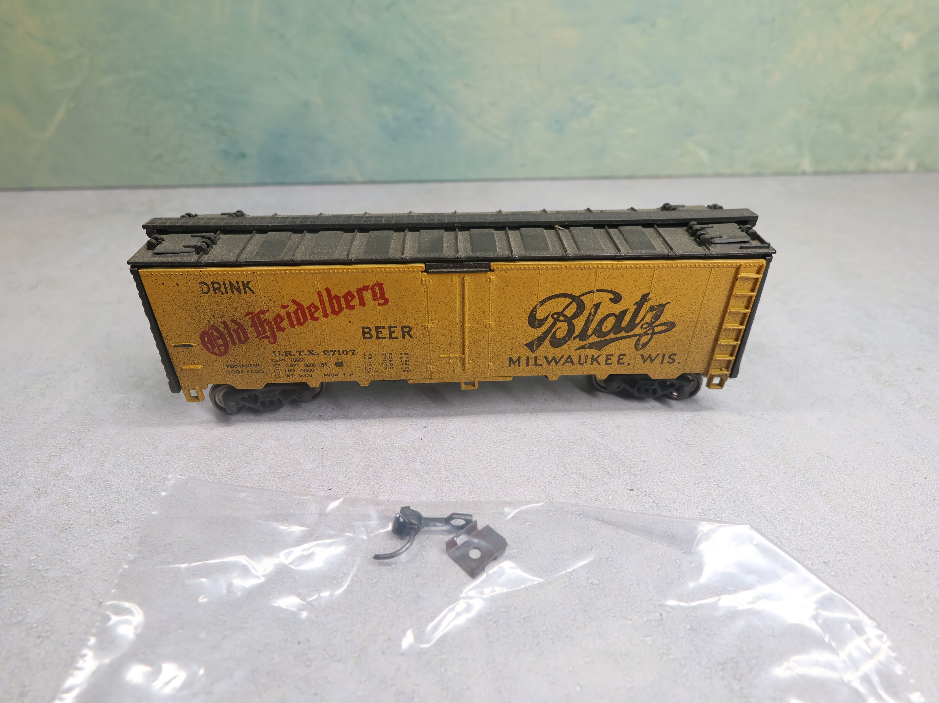 USED Athearn HO Scale 40' Reefer Box Car Blatz Old Heidelberg Beer URTX #27107 Weathered