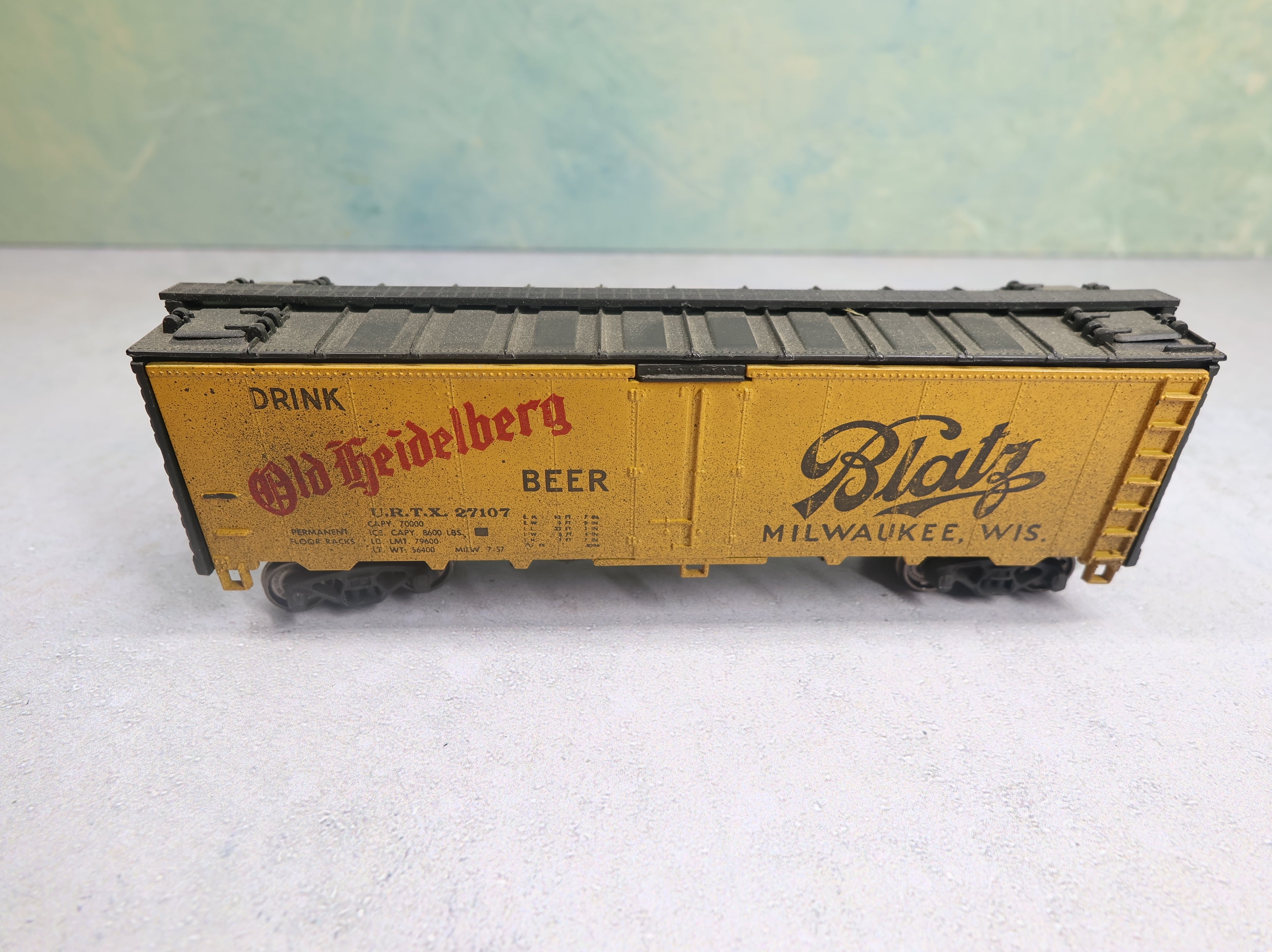 USED Athearn HO Scale 40' Reefer Box Car Blatz Old Heidelberg Beer URTX #27107 Weathered