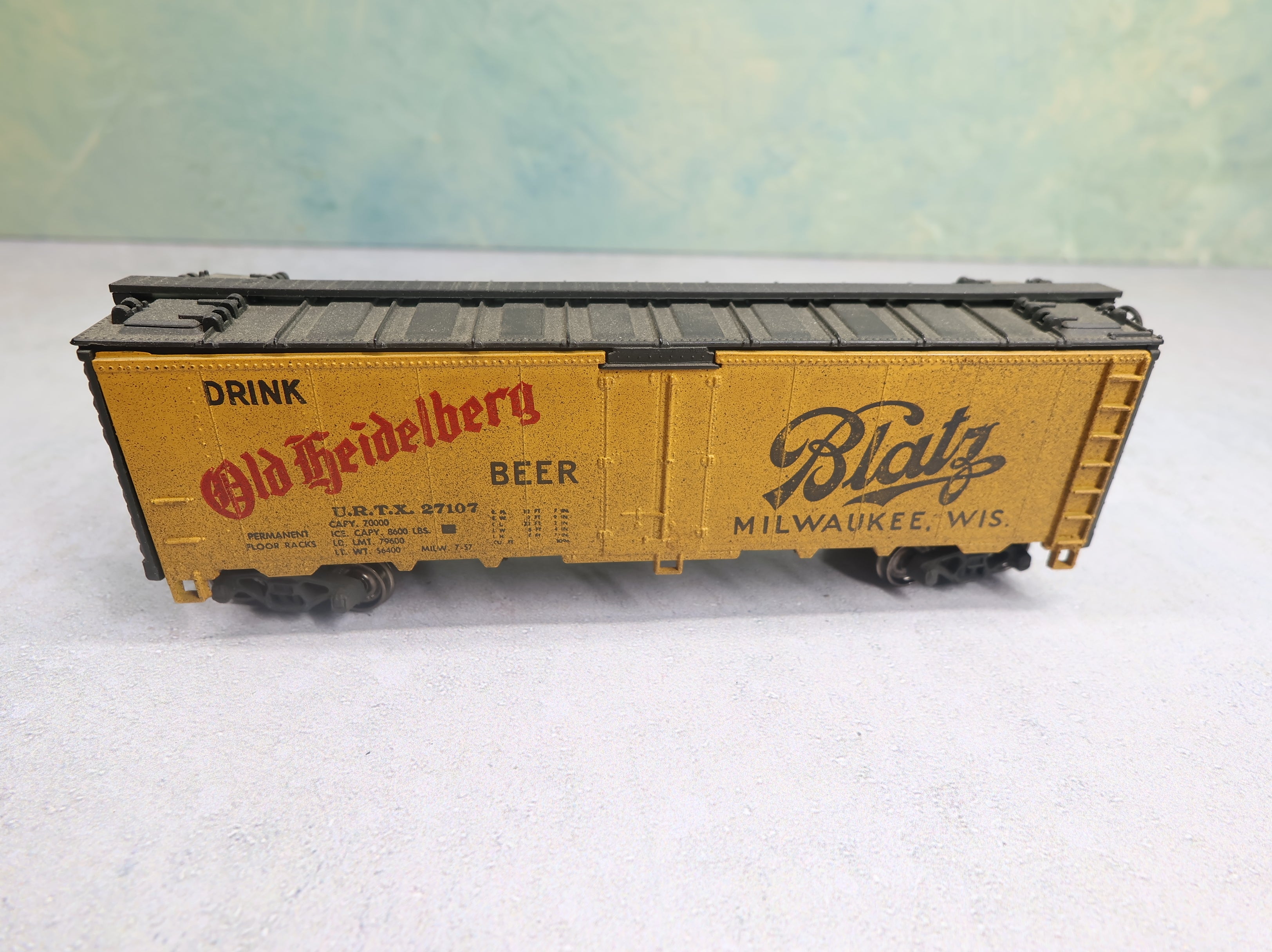 USED Athearn HO Scale 40' Reefer Box Car Blatz Old Heidelberg Beer URTX #27107 Weathered