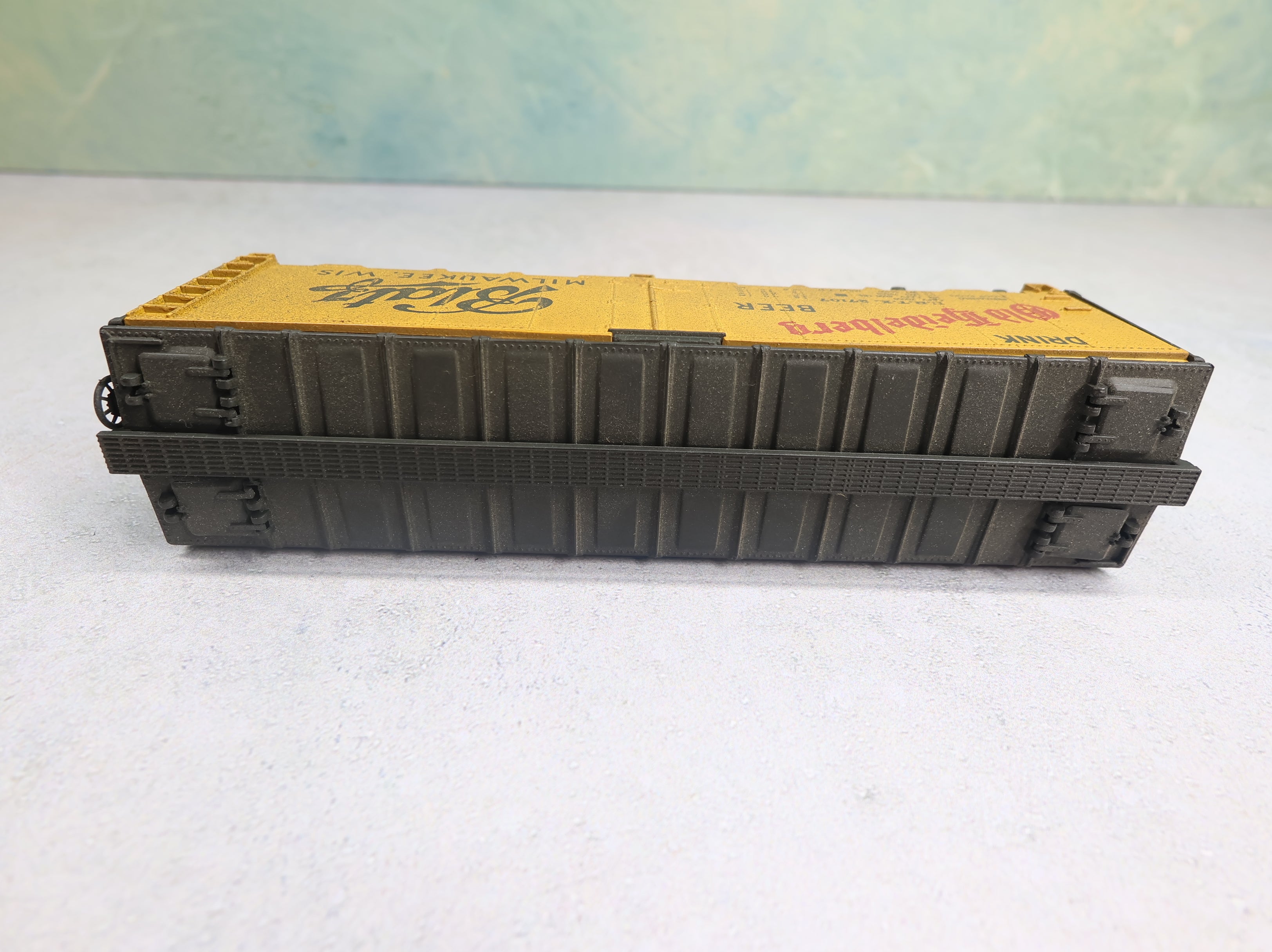 USED Athearn HO Scale 40' Reefer Box Car Blatz Old Heidelberg Beer URTX #27107 Weathered