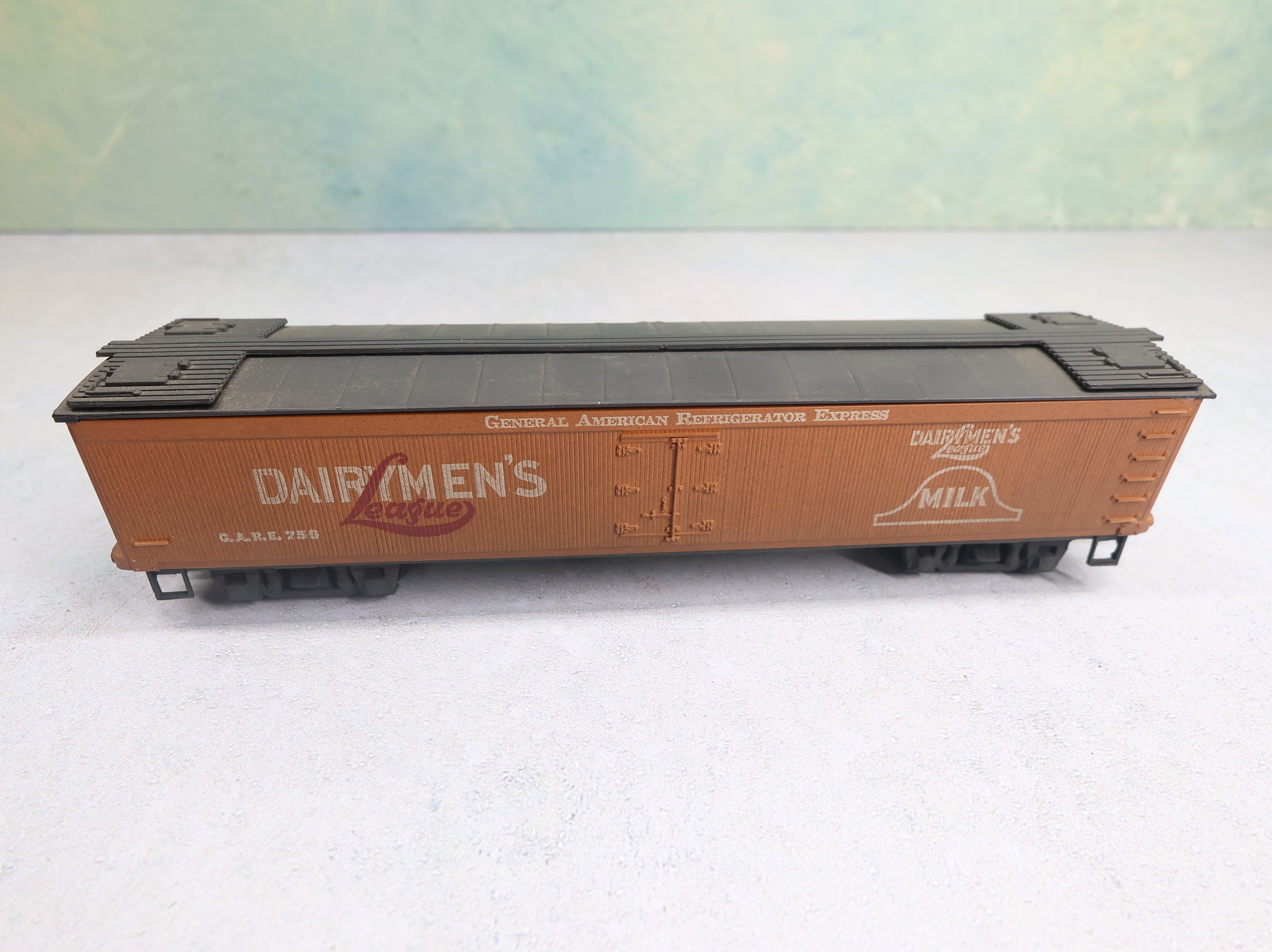 USED Roundhouse HO Scale 50' Milk Tank Car Dairymen's League GARE #756 Weathered