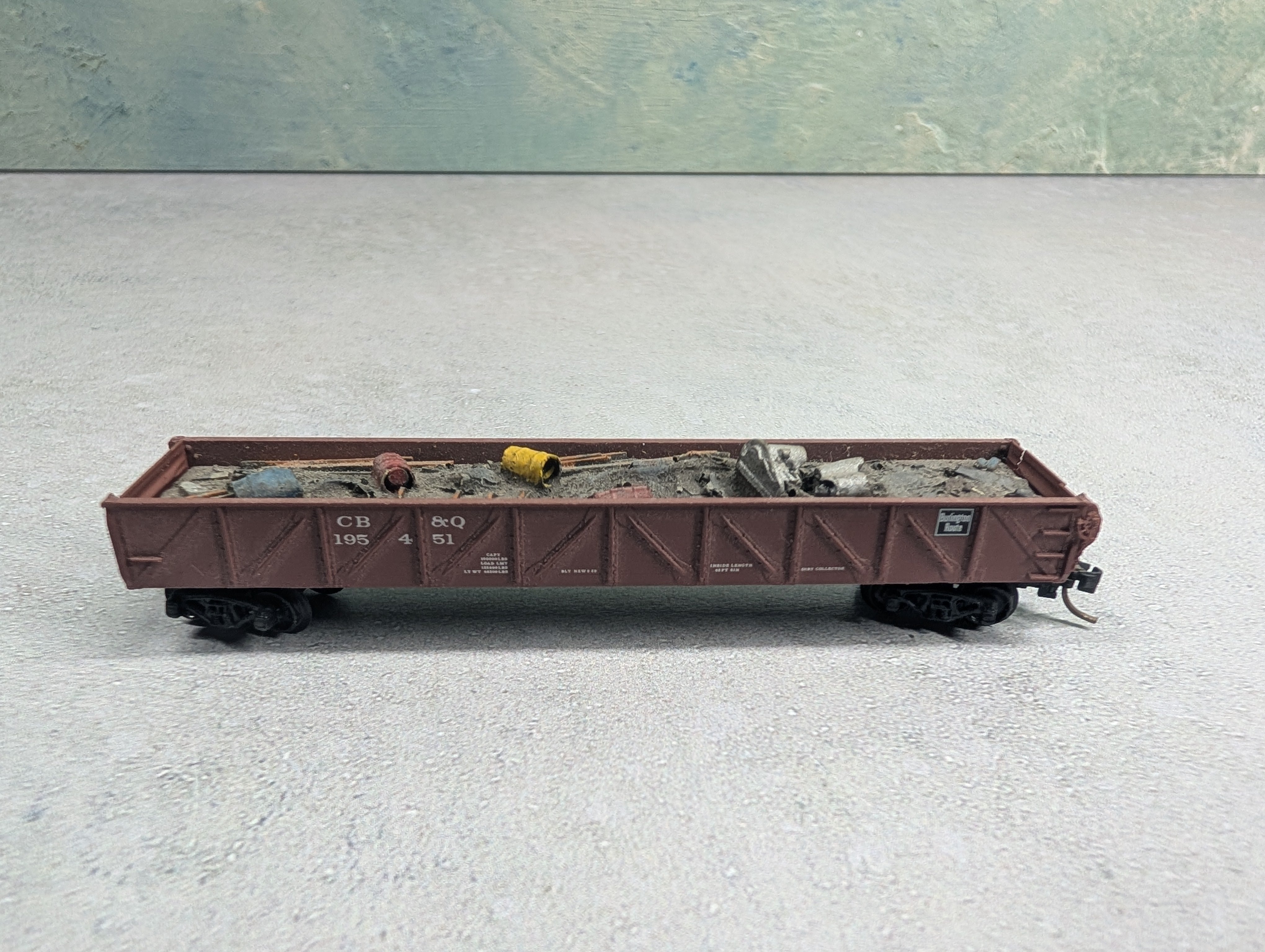 USED Micro-Trains N Scale Drop End Gondola w/ Scrap Load Chicago, Burlington and Quincy CB&Q #195451 Knuckle Couplers