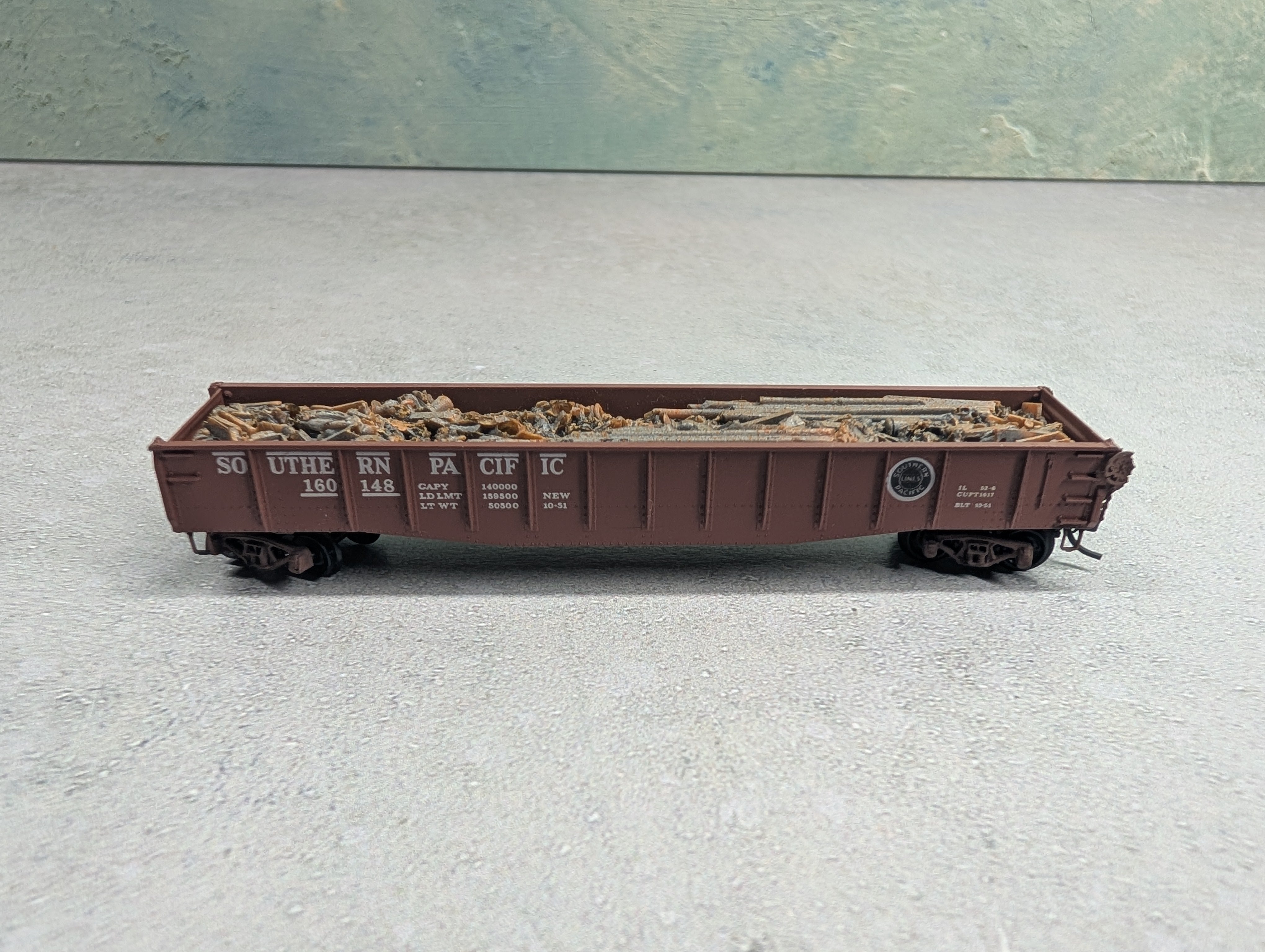 USED Kadee N Scale Drop End Gondola w/ Scrap Load Southern Pacific #160148 Knuckle Couplers