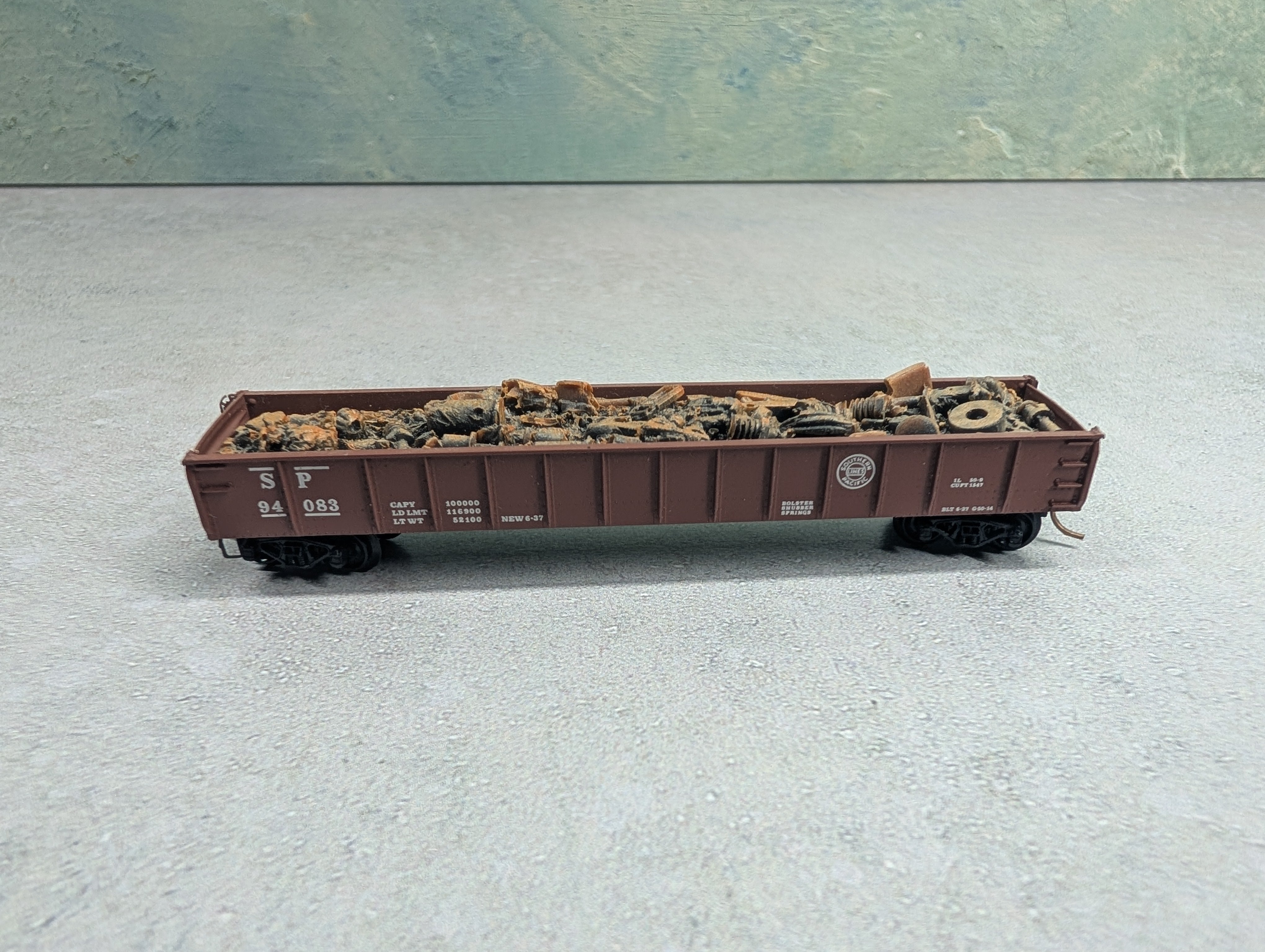 USED Micro-Trains N Scale Drop End Gondola w/ Scrap Load Southern Pacific SP #94083 Knuckle Couplers