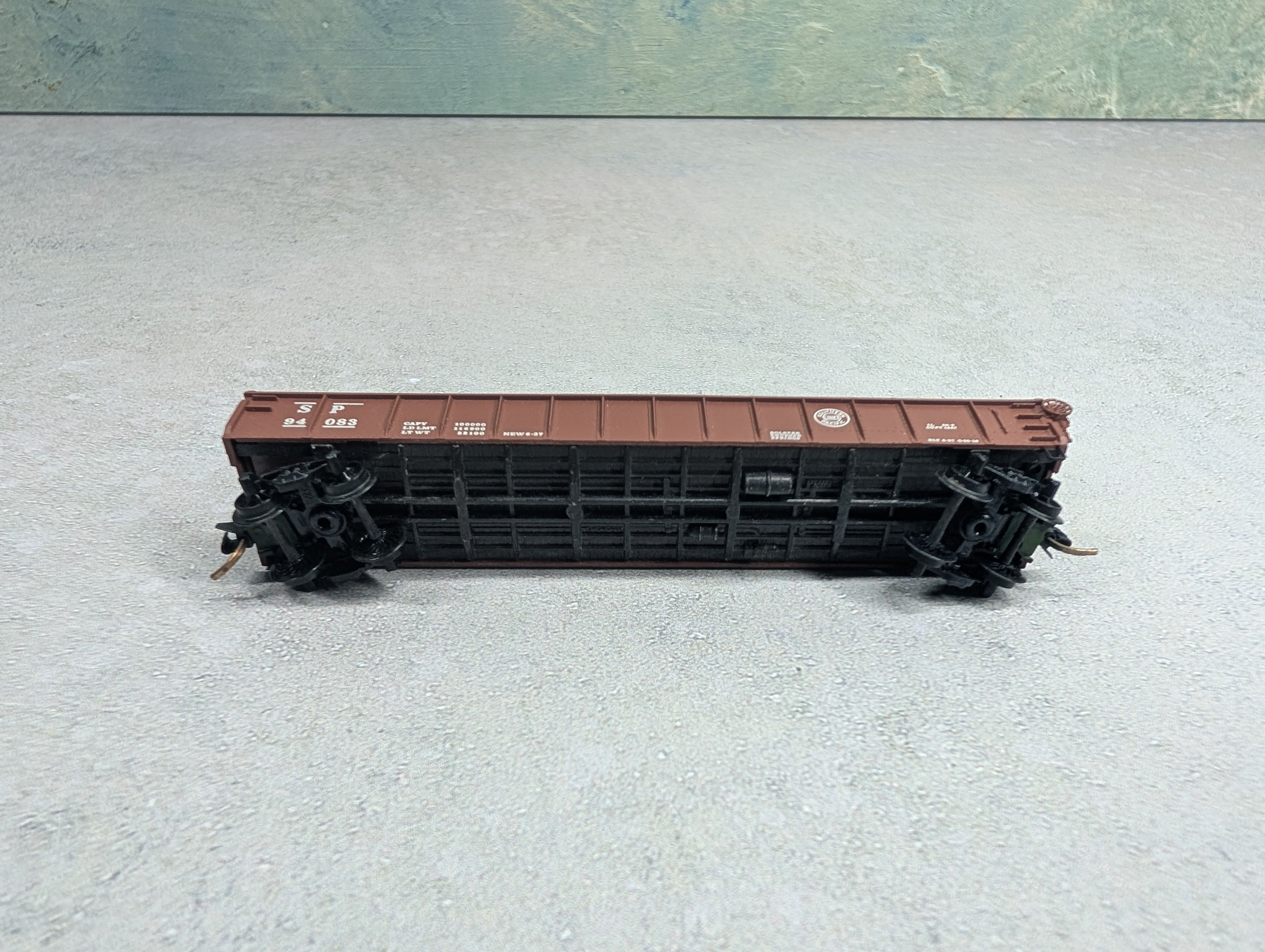 USED Micro-Trains N Scale Drop End Gondola w/ Scrap Load Southern Pacific SP #94083 Knuckle Couplers