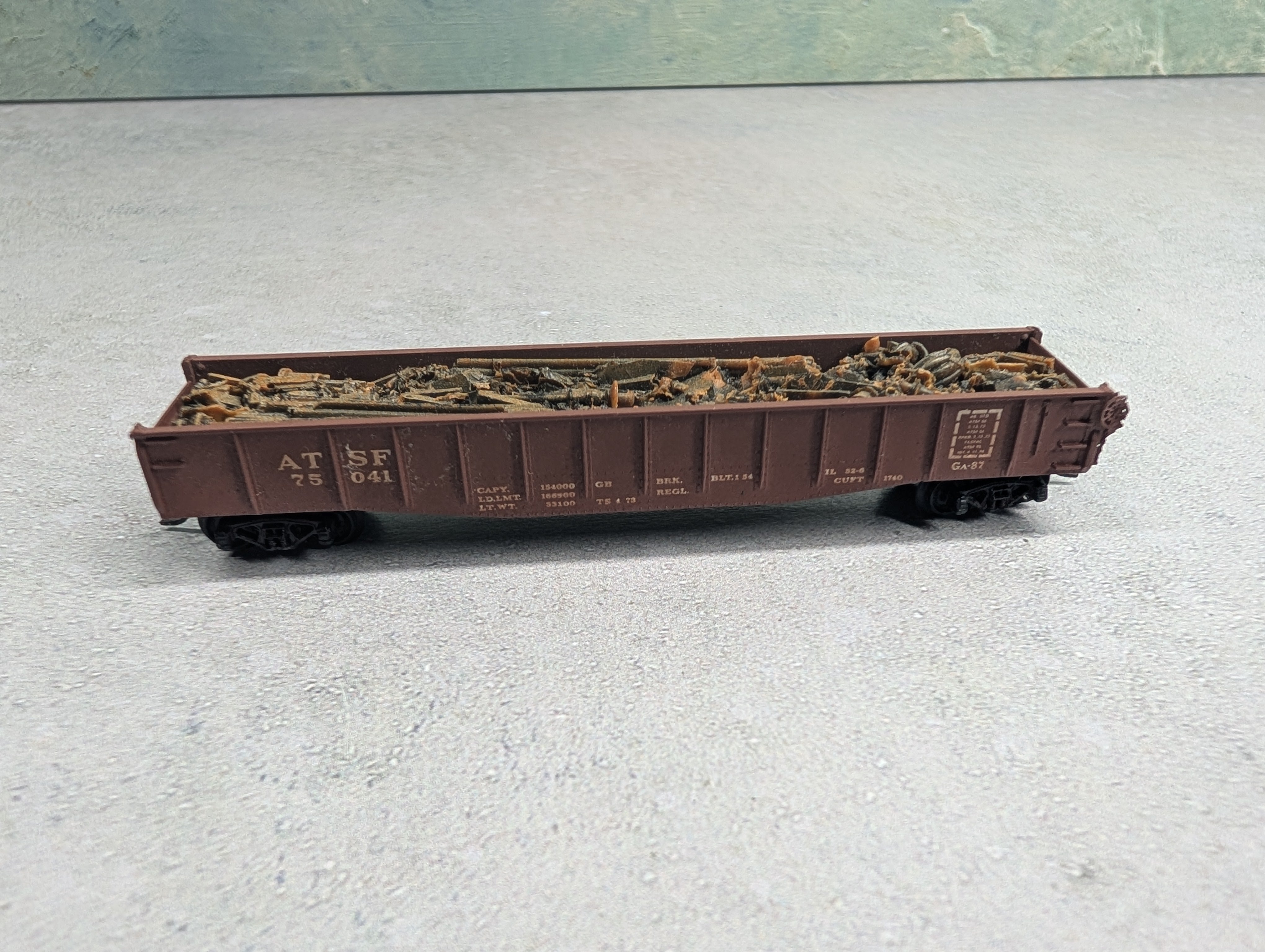 USED Kadee N Scale Weathered Drop End Gondola w/ Scrap Load ATSF #75041 Knuckle Couplers