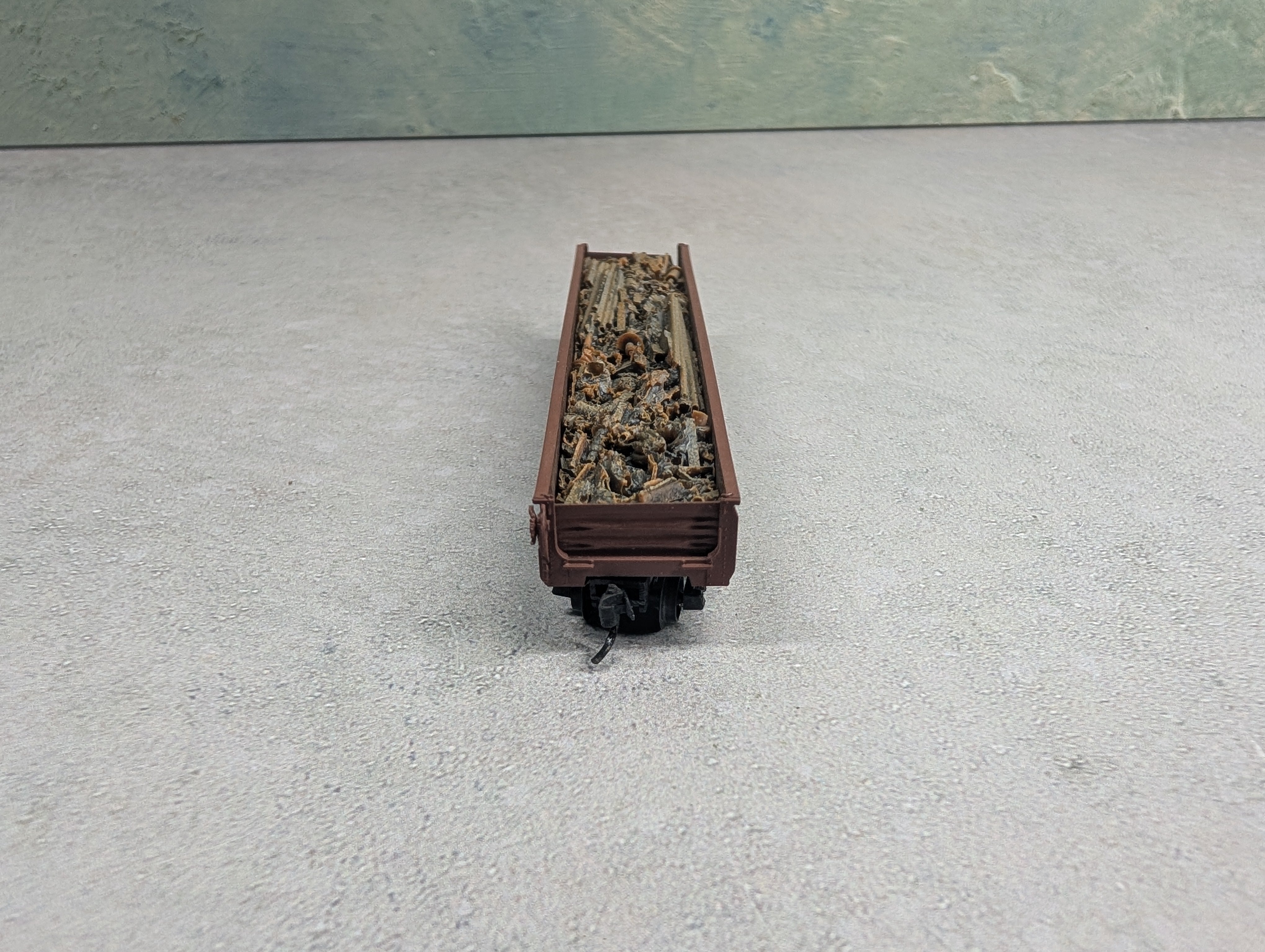 USED Kadee N Scale Weathered Drop End Gondola w/ Scrap Load ATSF #75041 Knuckle Couplers