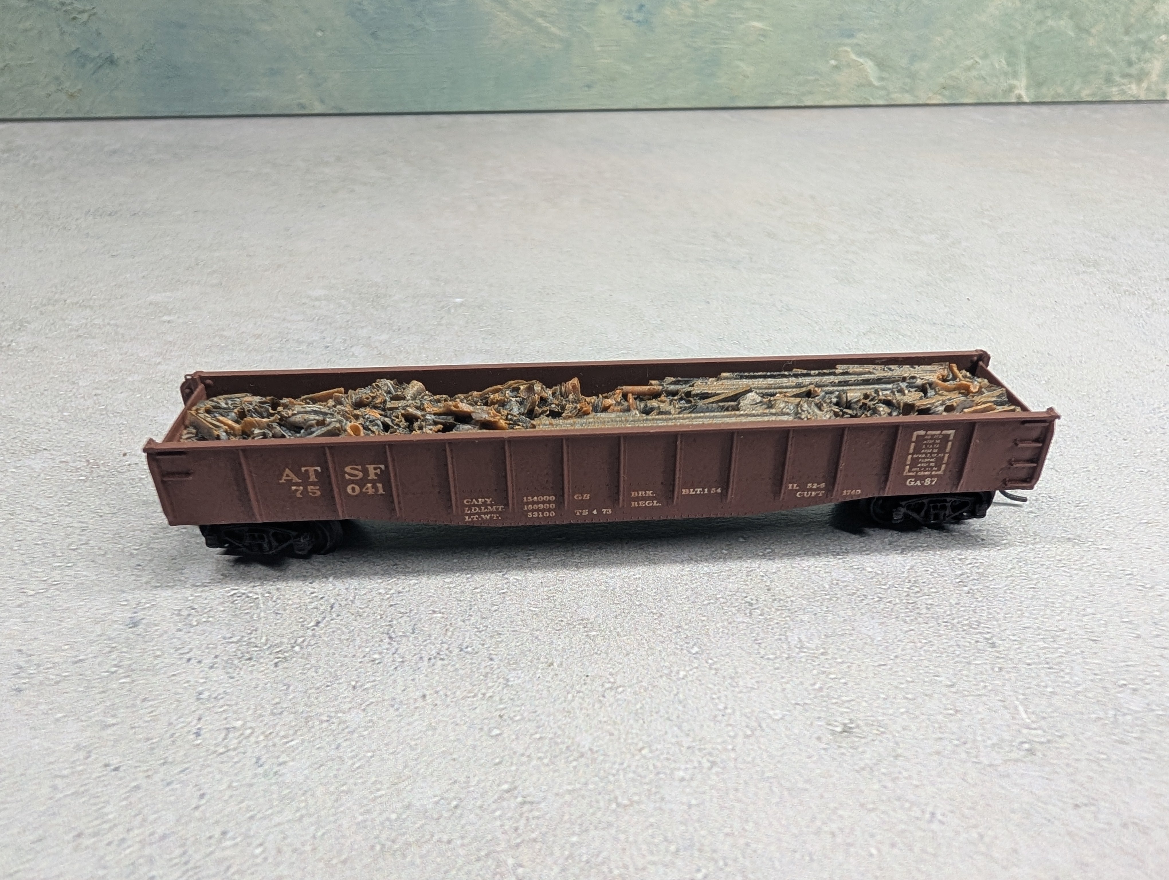 USED Kadee N Scale Weathered Drop End Gondola w/ Scrap Load ATSF #75041 Knuckle Couplers
