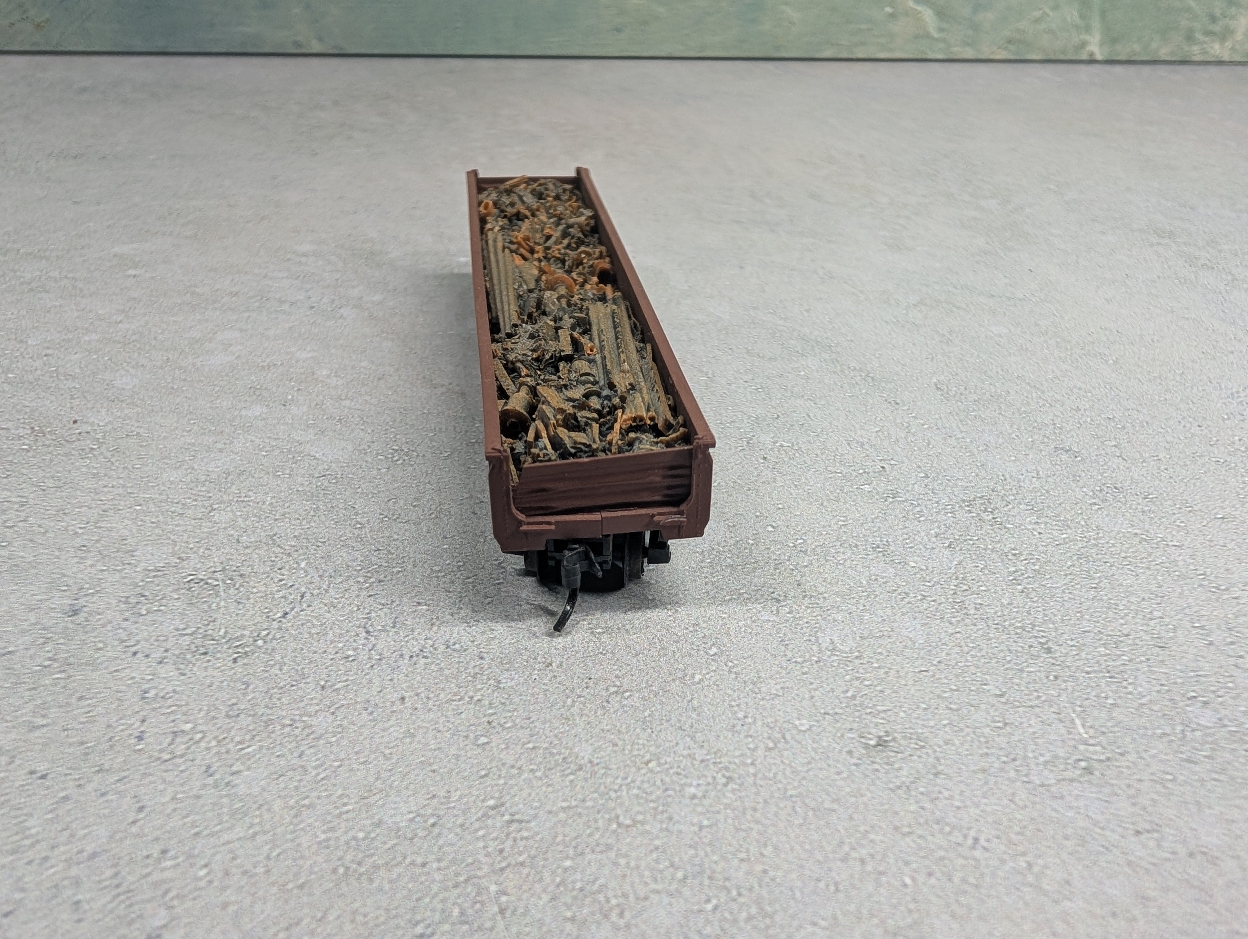 USED Kadee N Scale Weathered Drop End Gondola w/ Scrap Load ATSF #75041 Knuckle Couplers