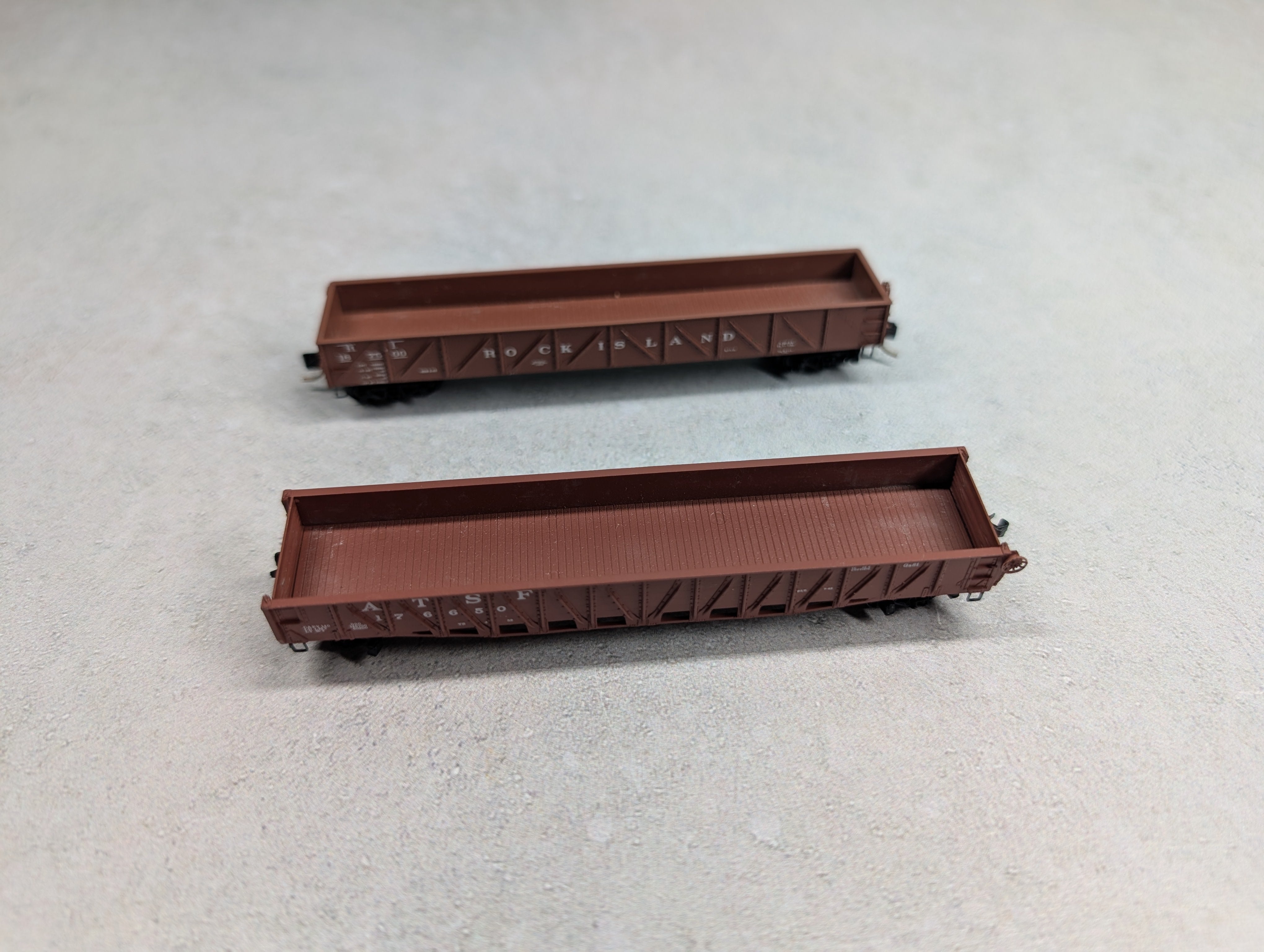 USED Micro-Trains N Scale Kadee Gondolas Rock Island & ATSF Knuckle Couplers