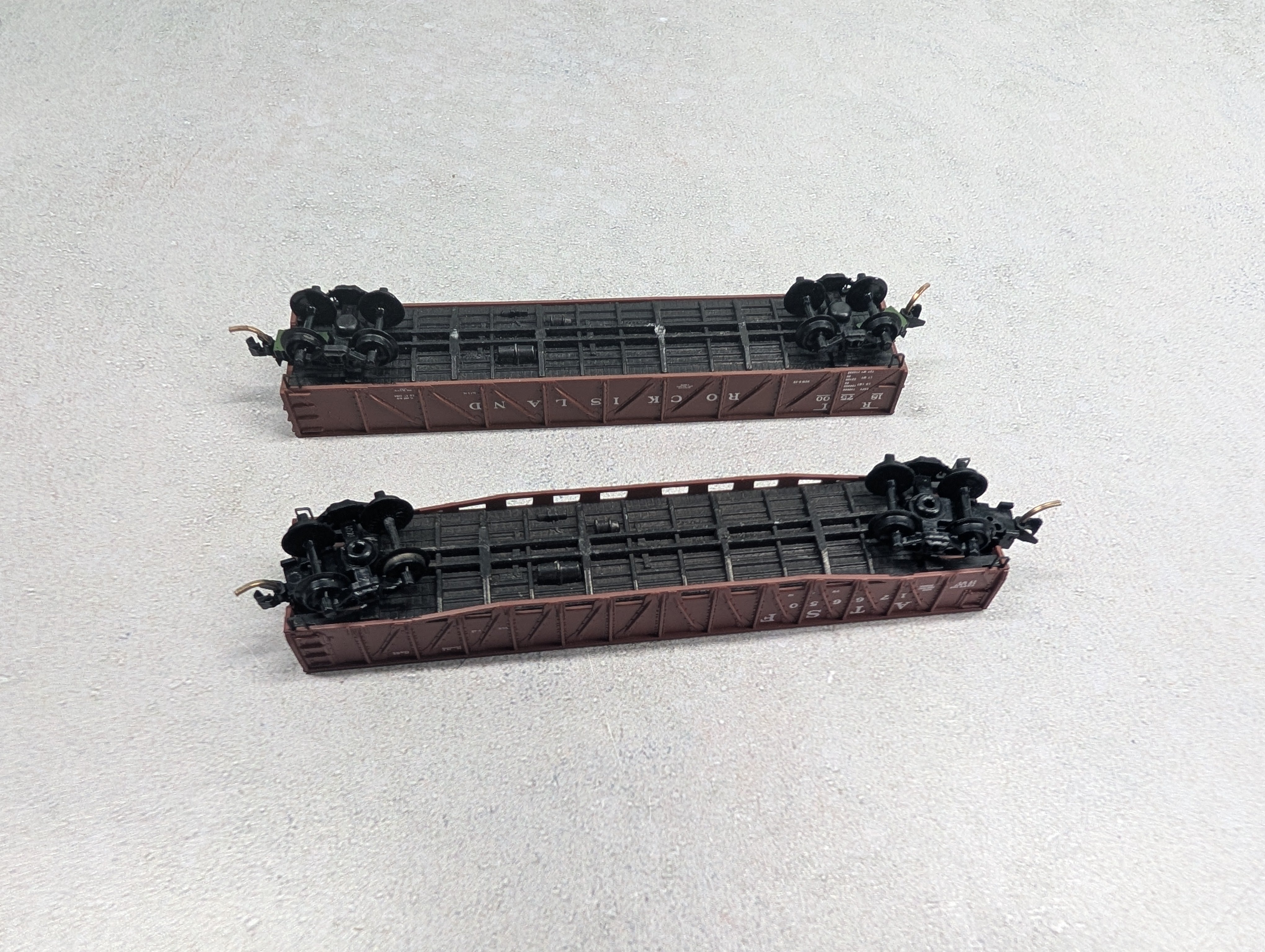 USED Micro-Trains N Scale Kadee Gondolas Rock Island & ATSF Knuckle Couplers