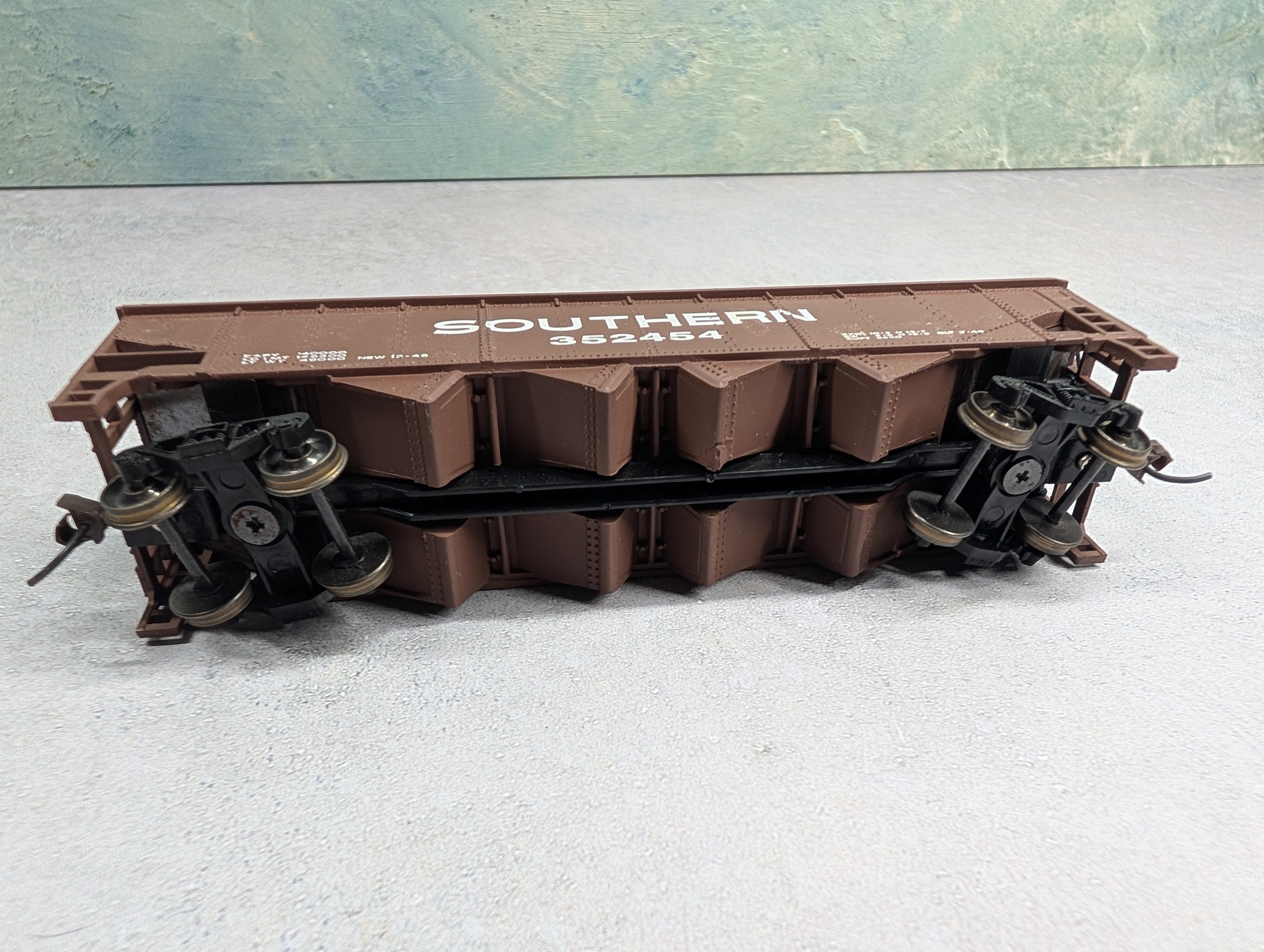 USED Bachmann HO Scale 70 Ton Quad Hopper Southern #352454 w/ Coal Load & Gearboxers