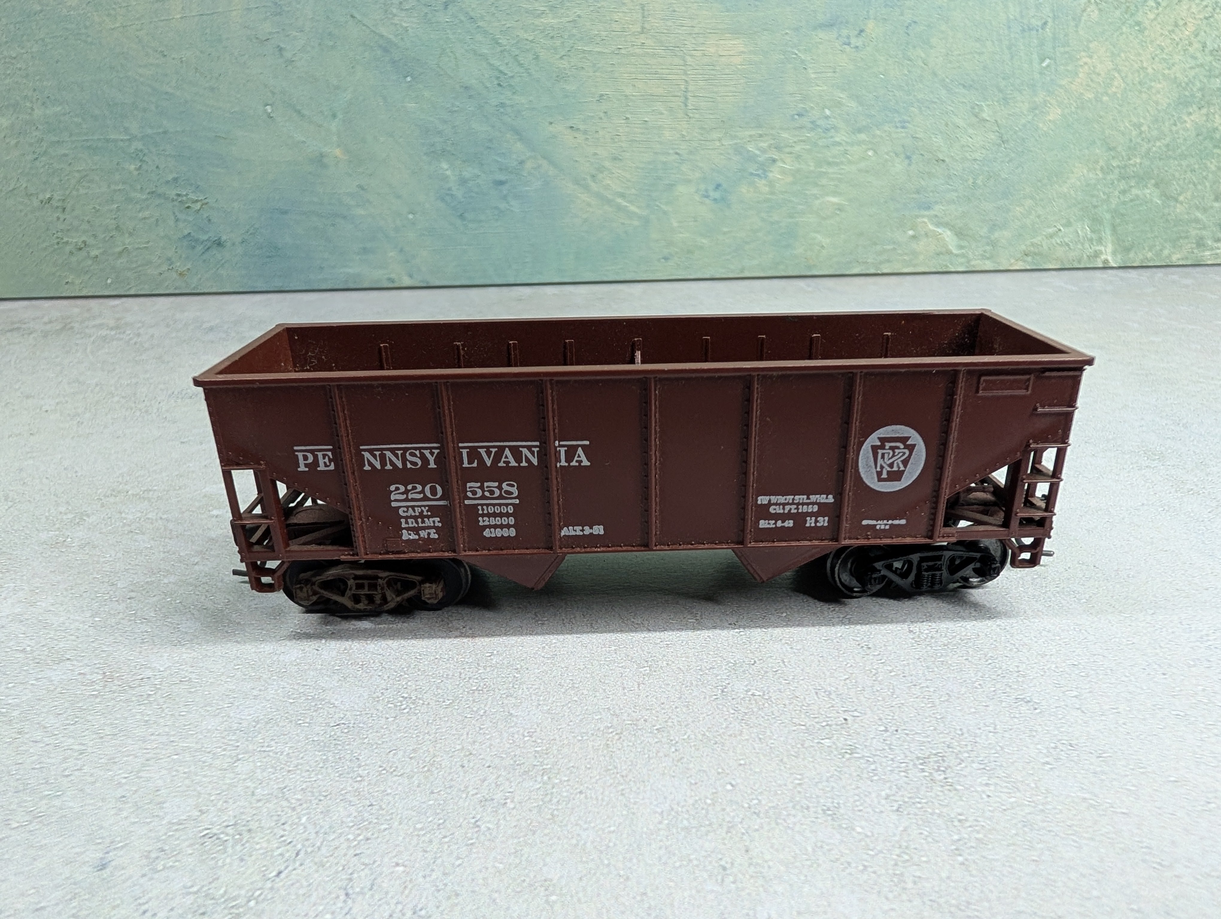 USED Athearn HO Scale 2 Bay Open Hopper Pennsylvania PRR #220558