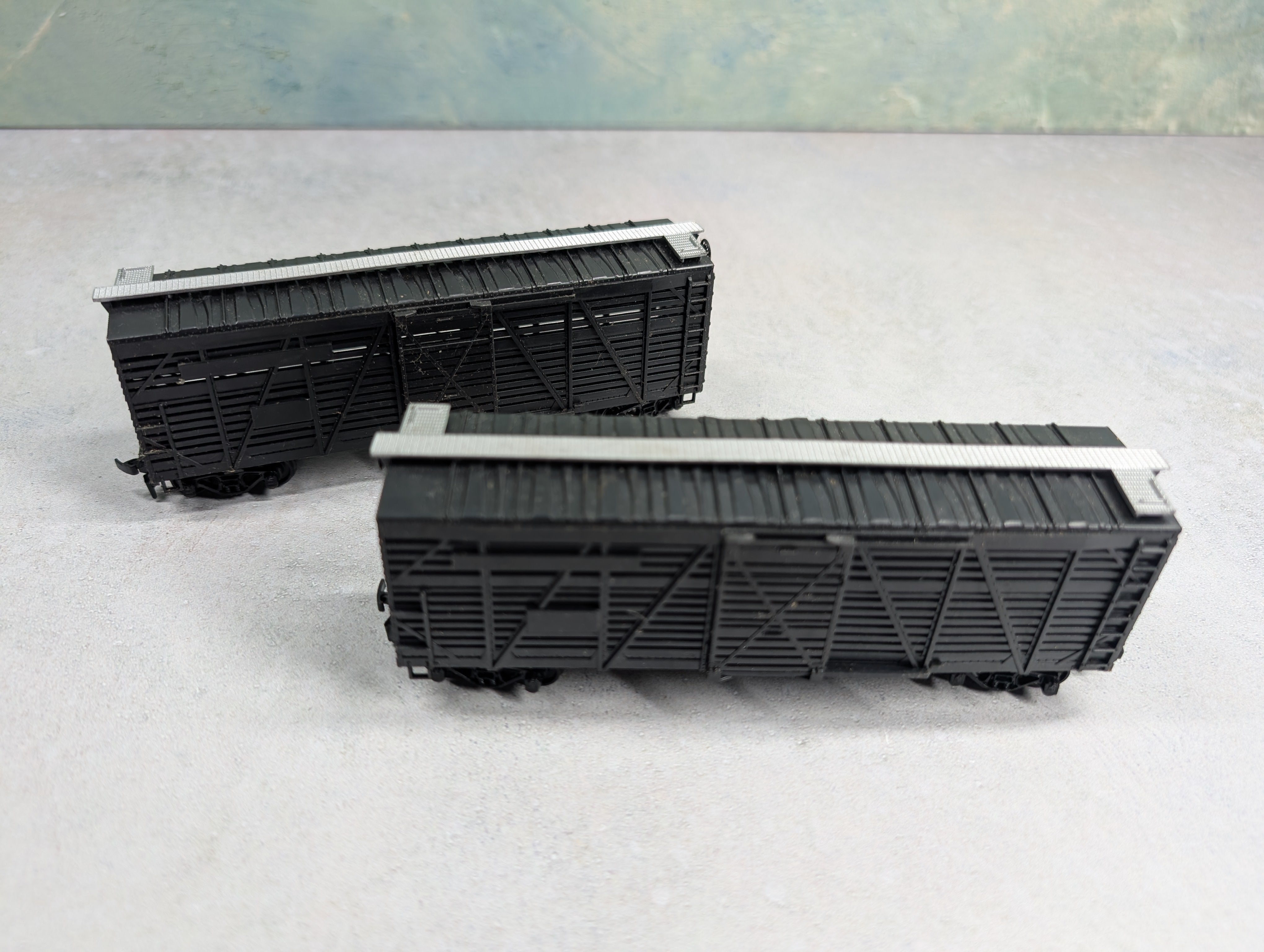 USED Athearn HO Scale Cattle Stock Cars Undecorated (2 pcs)