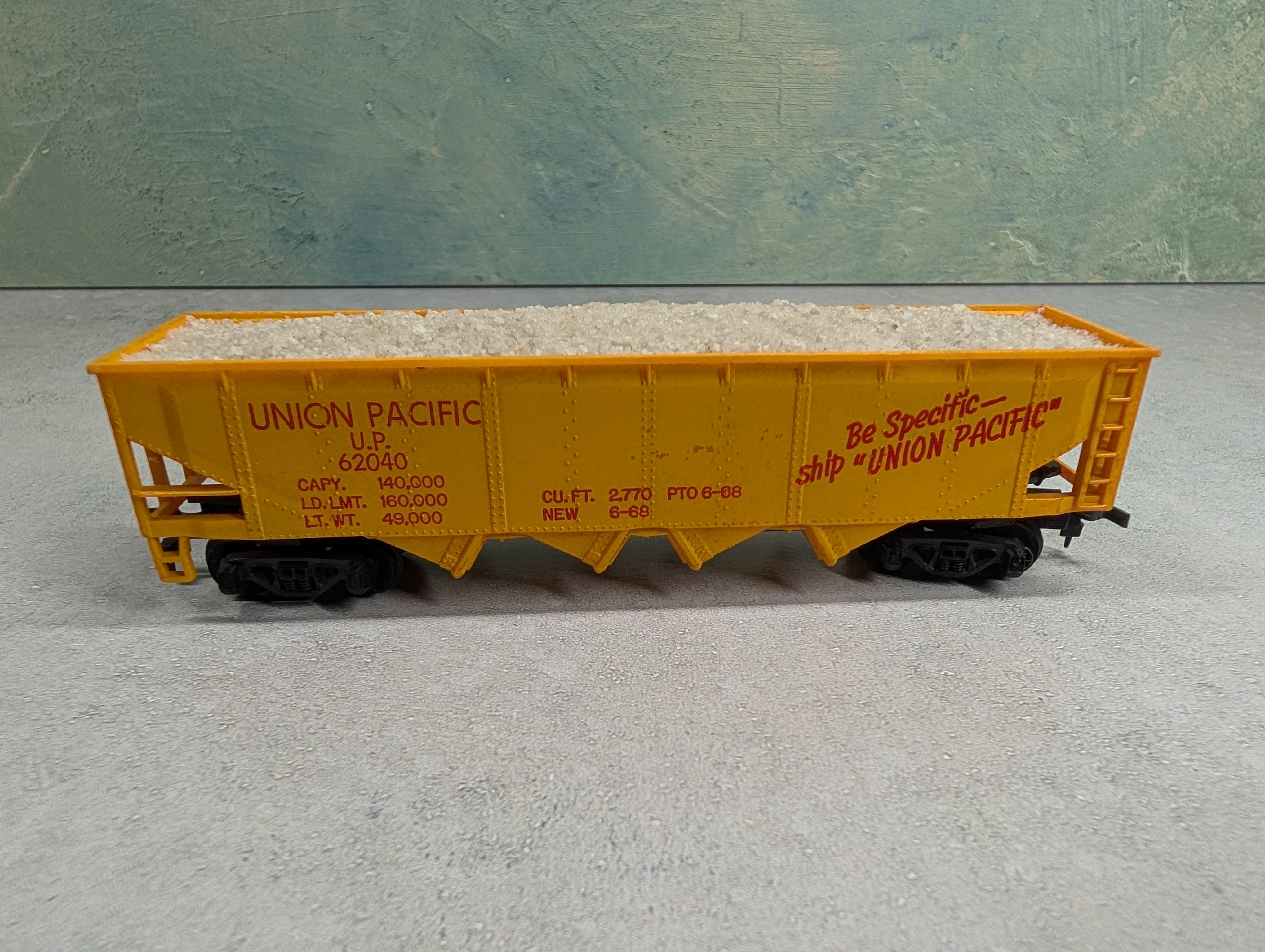 USED Tyco HO Scale 4 Bay Open Hopper w/ Load Union Pacific UP #62040