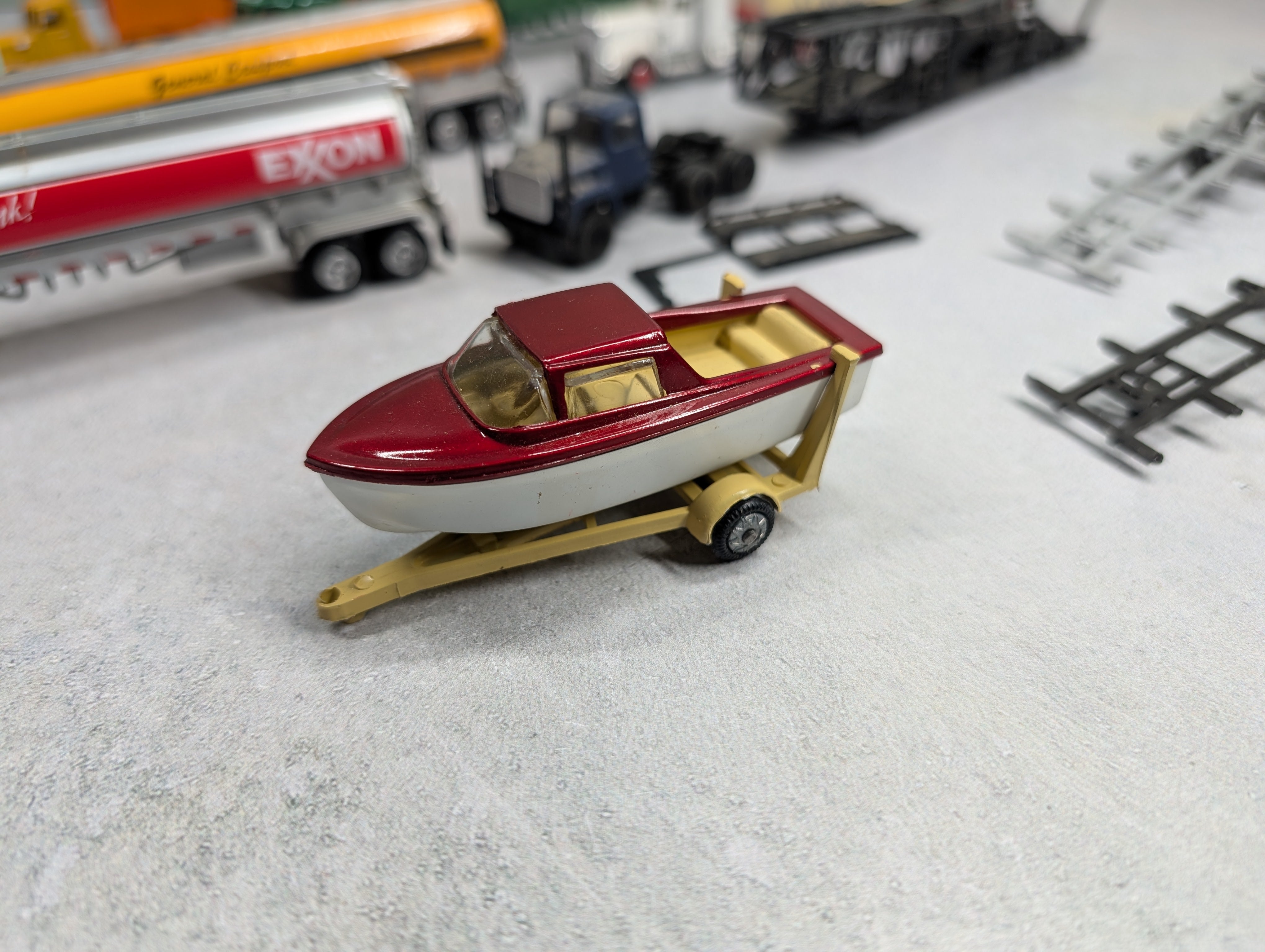 USED HO Scale Lot of Tractor Trailer Trucks, Boat & Other Vehicles Exxon, Hapag-Lloyd, Quaker State + more (10 pcs)