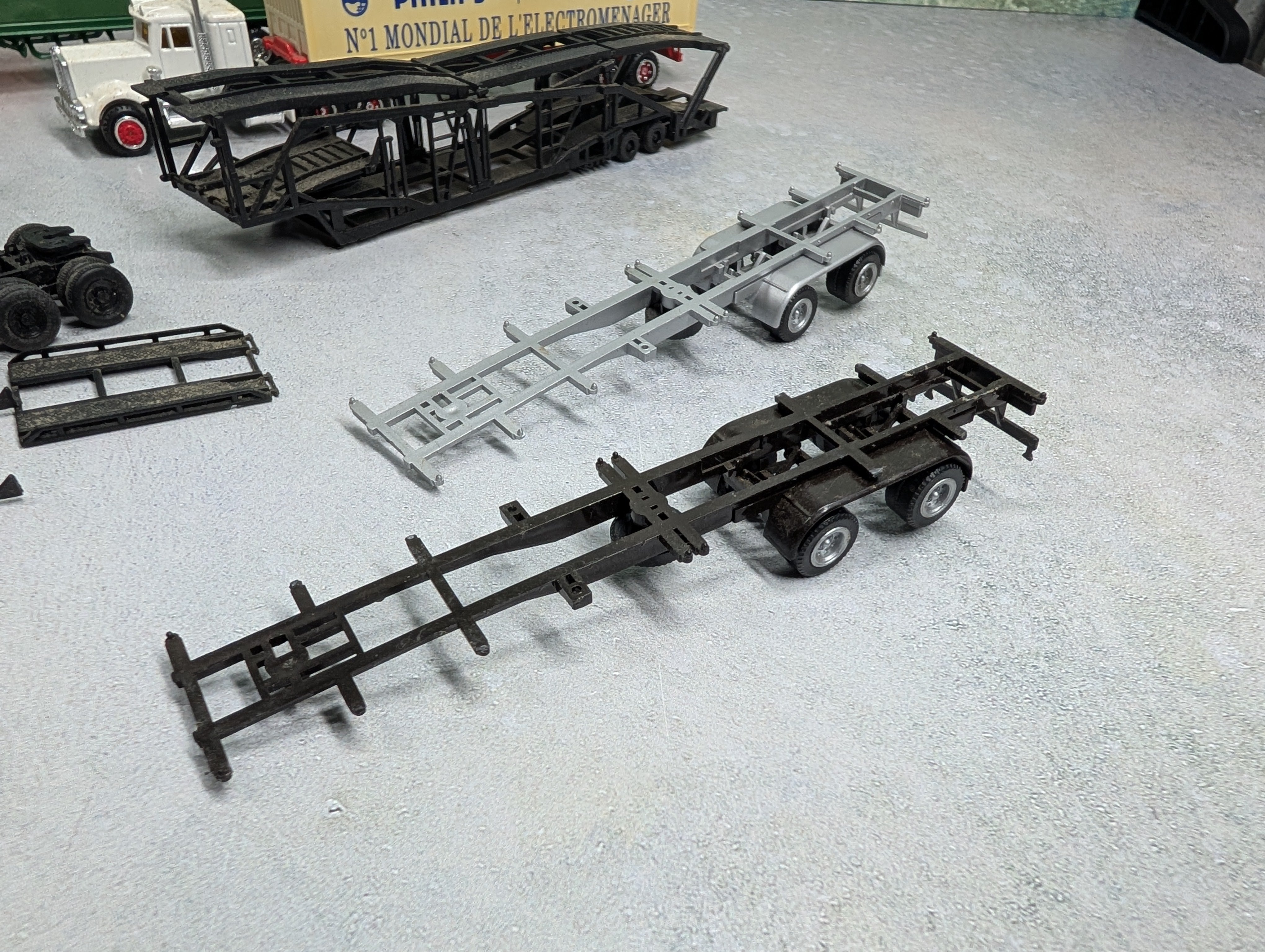 USED HO Scale Lot of Tractor Trailer Trucks, Boat & Other Vehicles Exxon, Hapag-Lloyd, Quaker State + more (10 pcs)