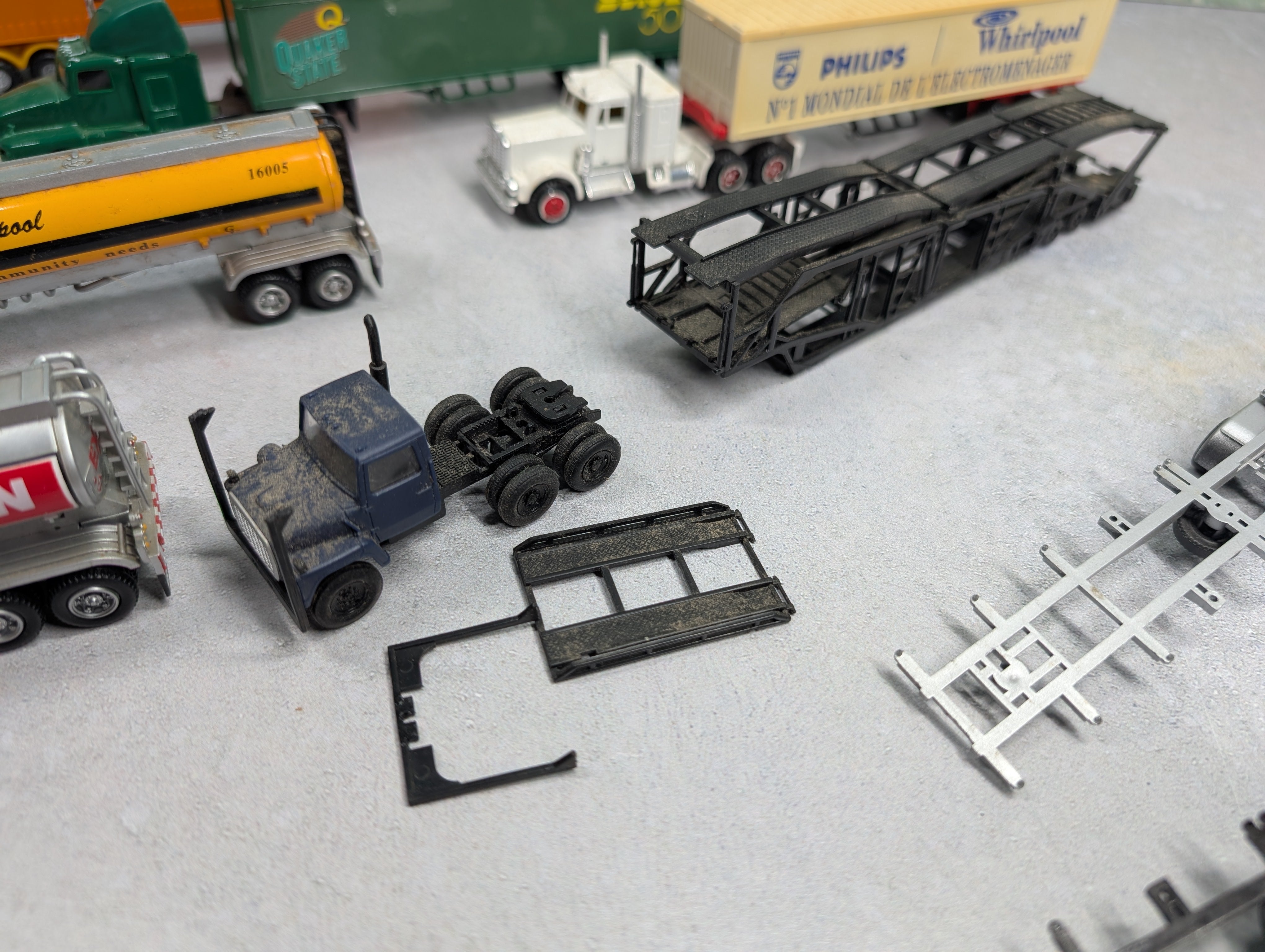 USED HO Scale Lot of Tractor Trailer Trucks, Boat & Other Vehicles Exxon, Hapag-Lloyd, Quaker State + more (10 pcs)