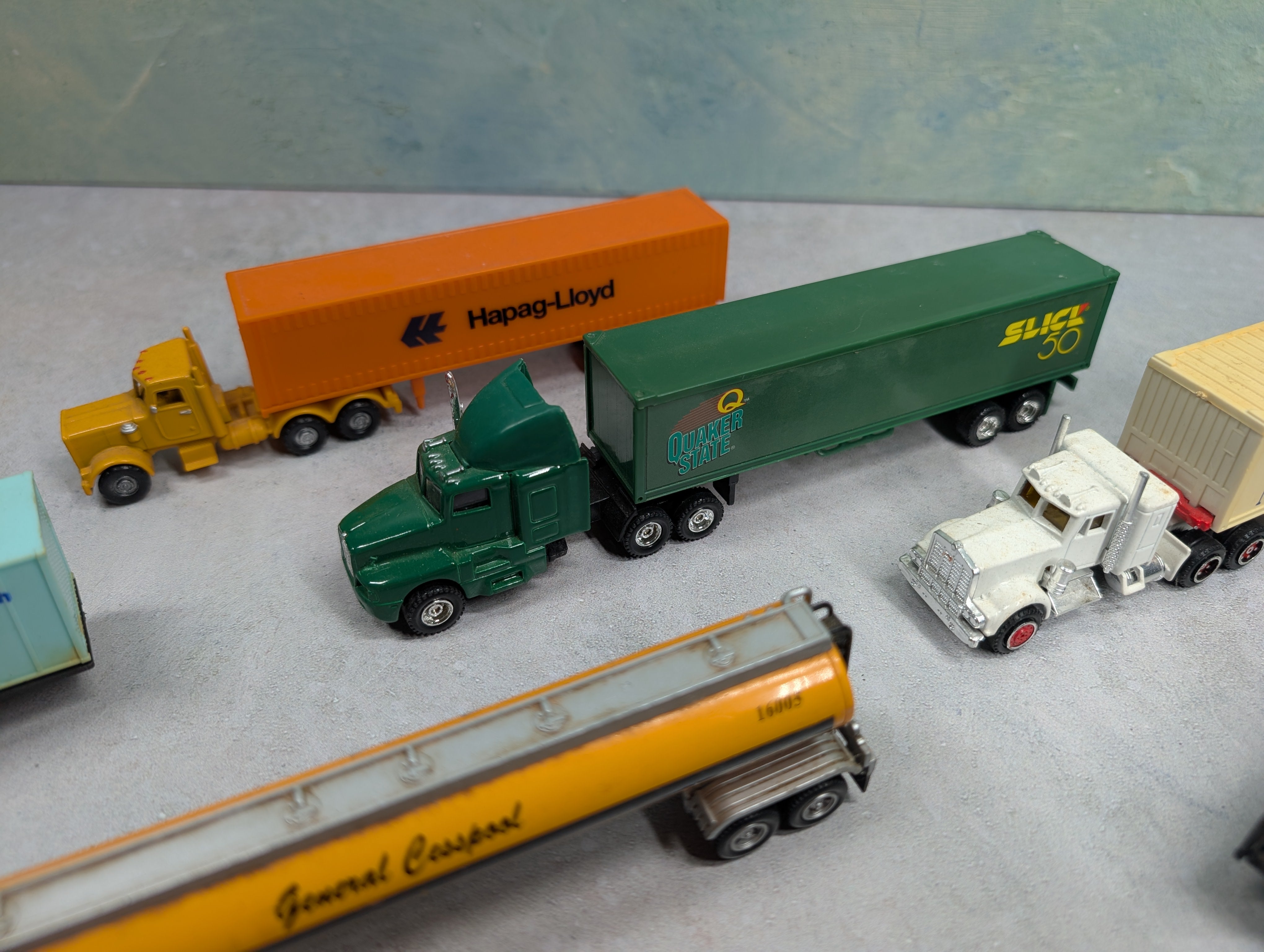 USED HO Scale Lot of Tractor Trailer Trucks, Boat & Other Vehicles Exxon, Hapag-Lloyd, Quaker State + more (10 pcs)