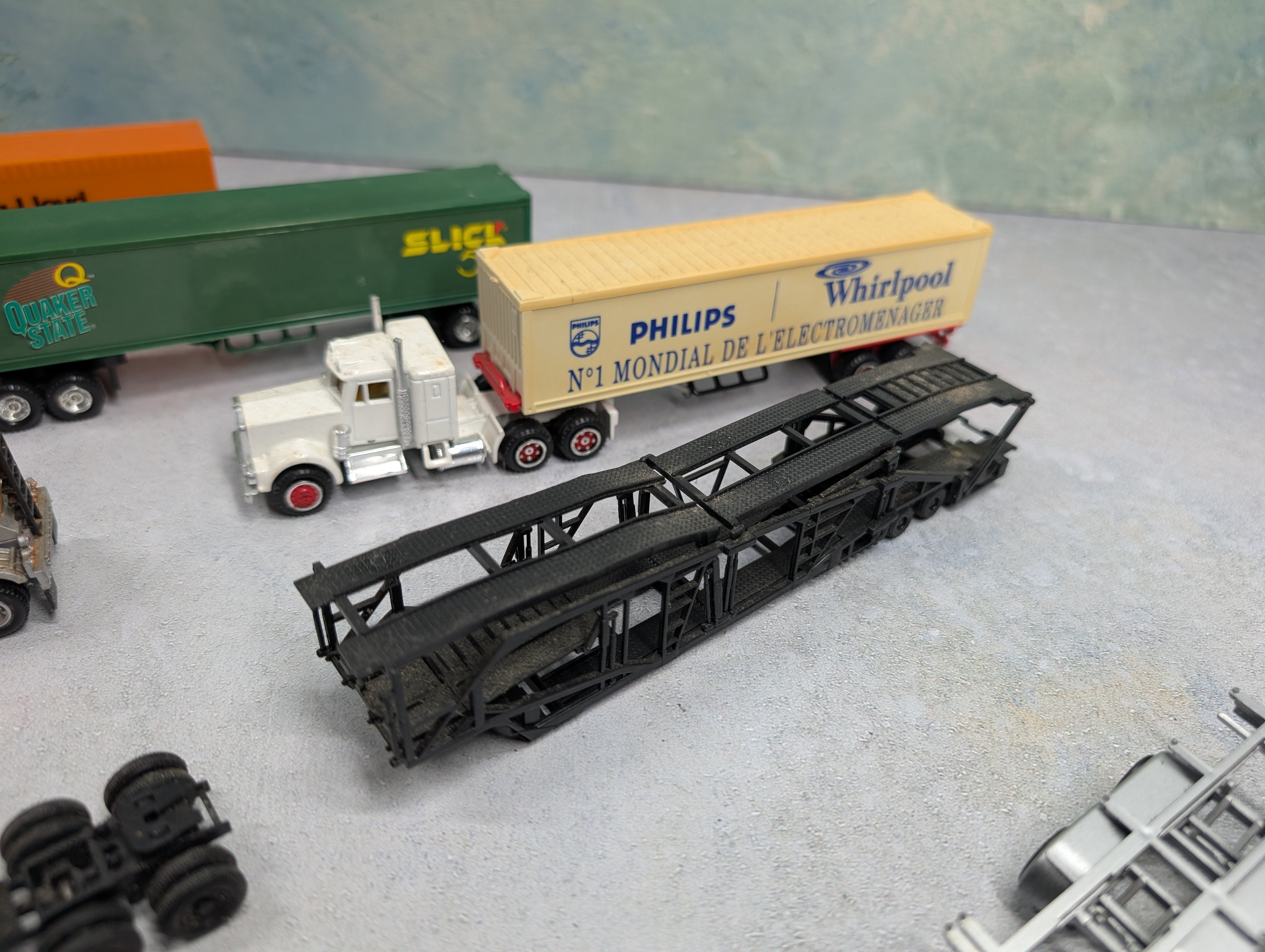 USED HO Scale Lot of Tractor Trailer Trucks, Boat & Other Vehicles Exxon, Hapag-Lloyd, Quaker State + more (10 pcs)