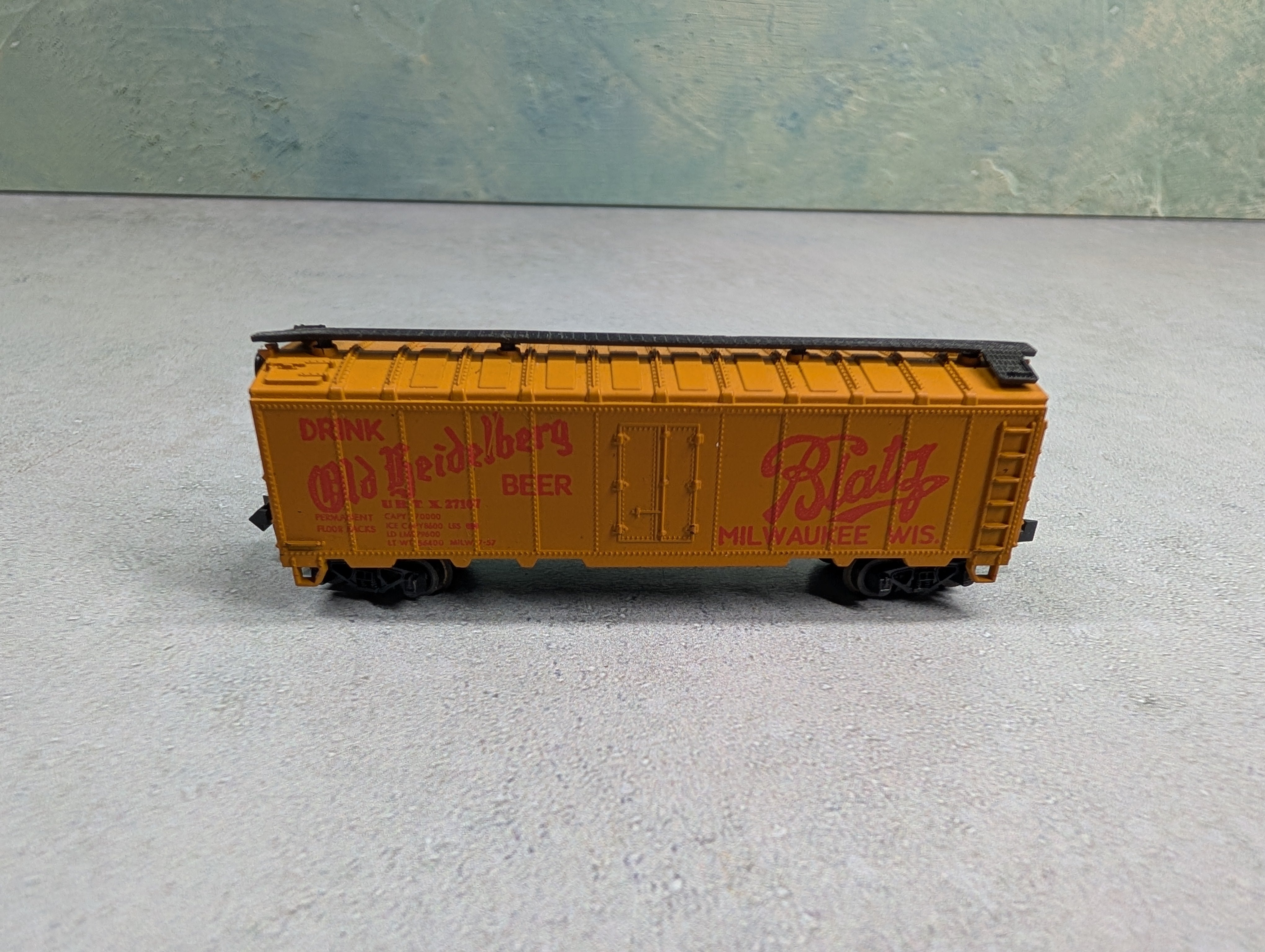 USED TRIX N Scale 40' Reefer Box Car Blatz Old Heidelberg Beer URTX #27107