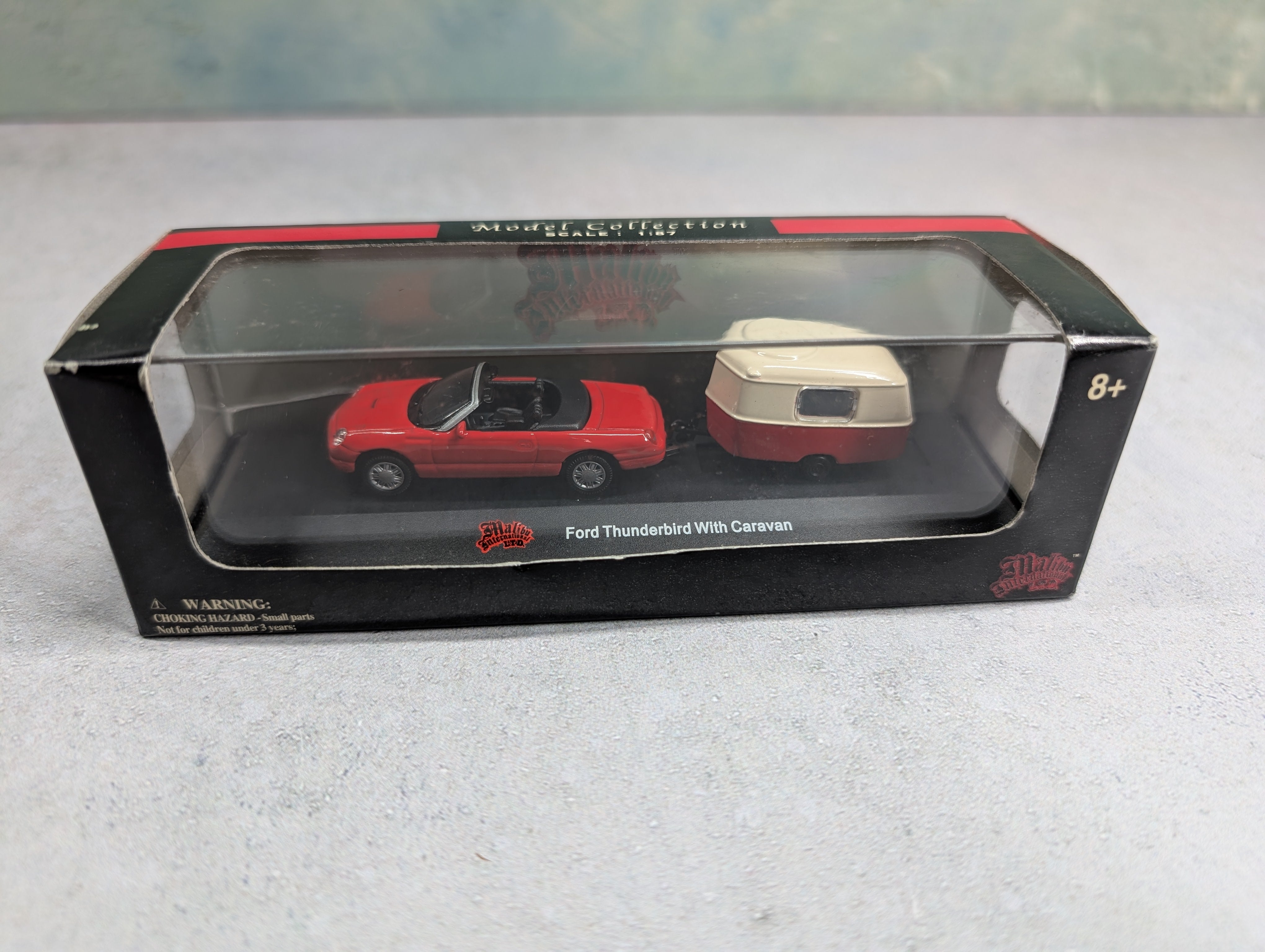 Malibu International 6002 HO Scale Ford Thunderbird with Caravan