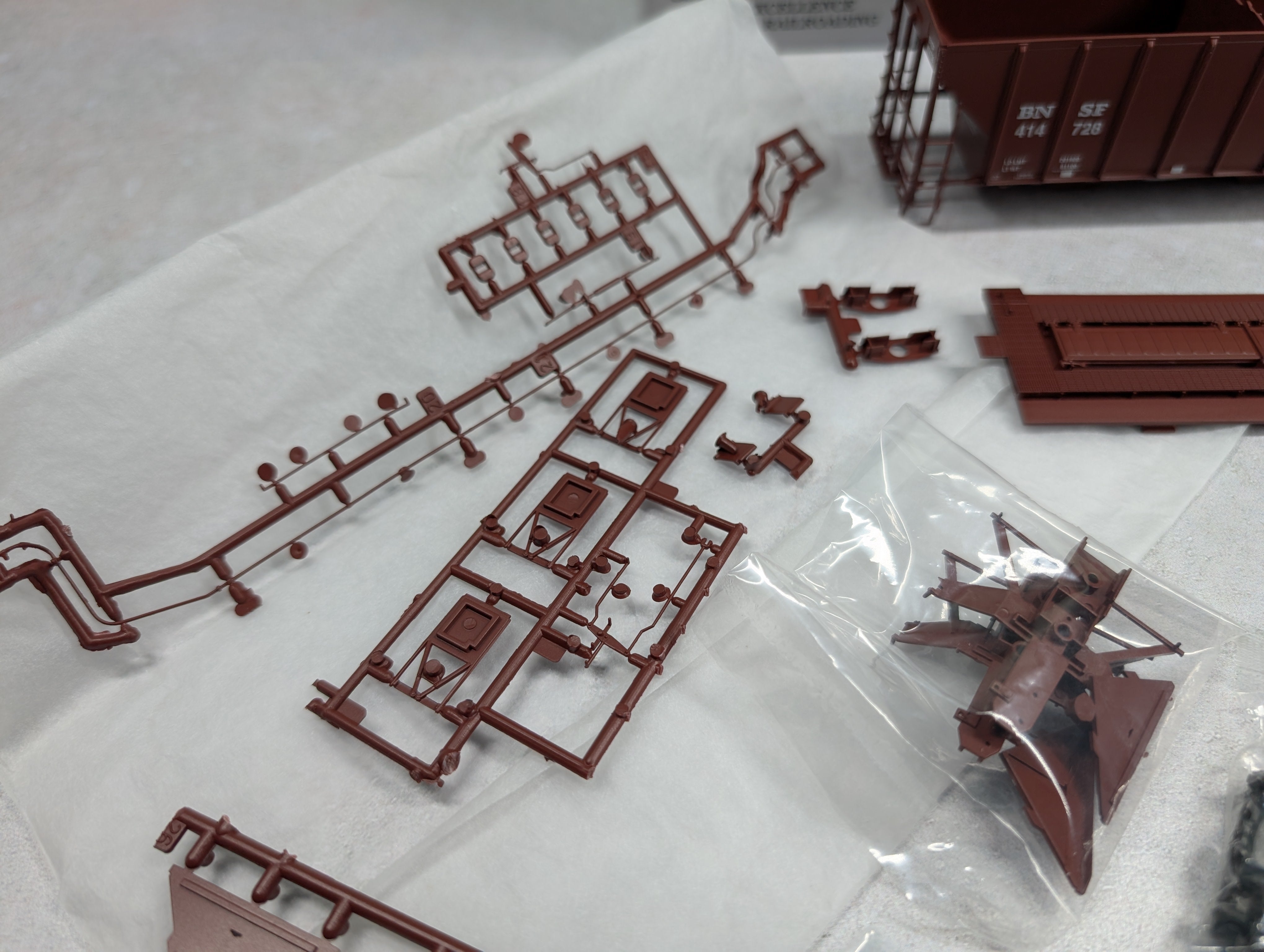 USED Life-Like 30123 HO Scale Proto 2000 - 4427 PS2-CD High-Side Covered Hopper BNSF #414728 KIT