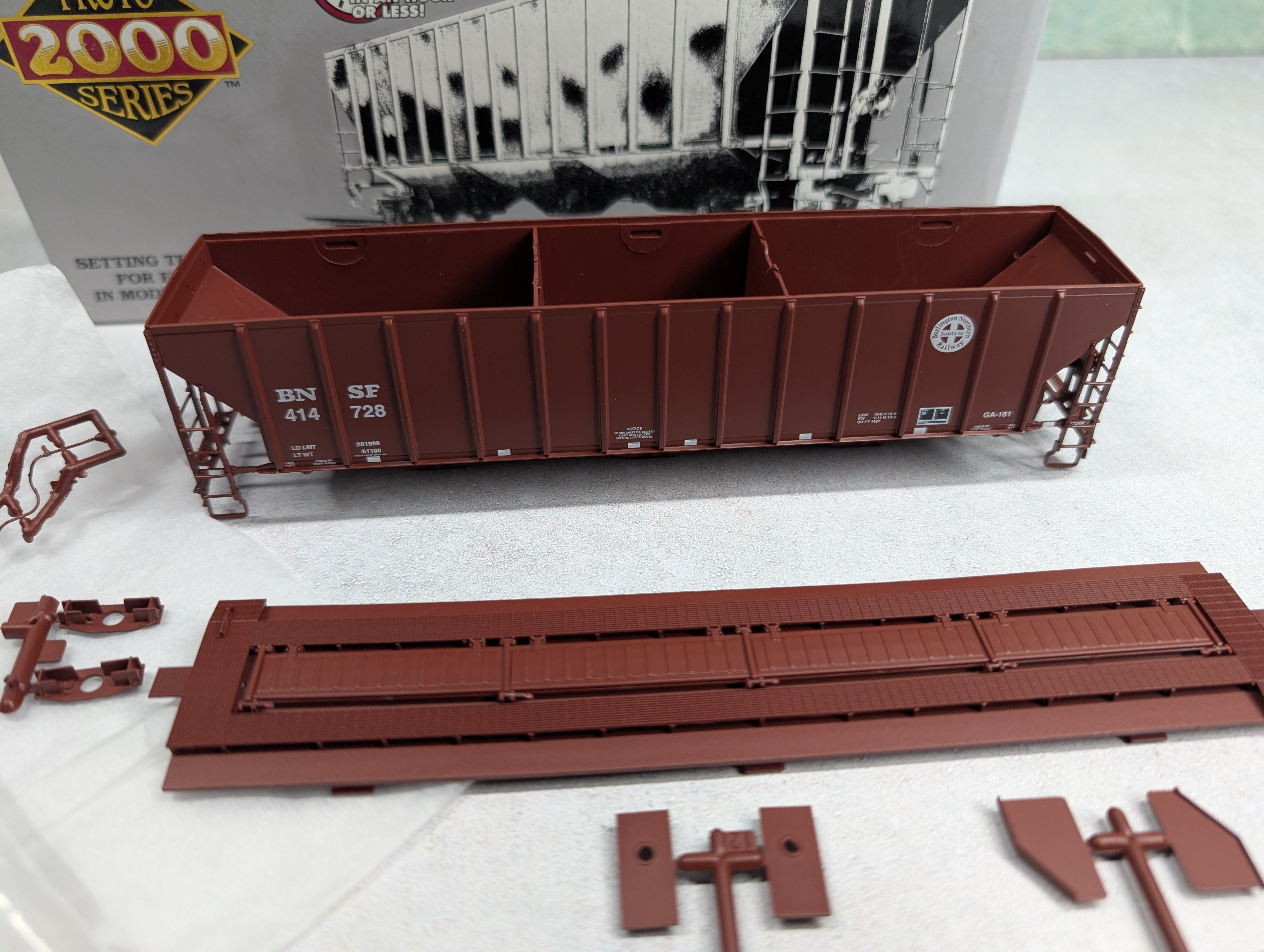 USED Life-Like 30123 HO Scale Proto 2000 - 4427 PS2-CD High-Side Covered Hopper BNSF #414728 KIT