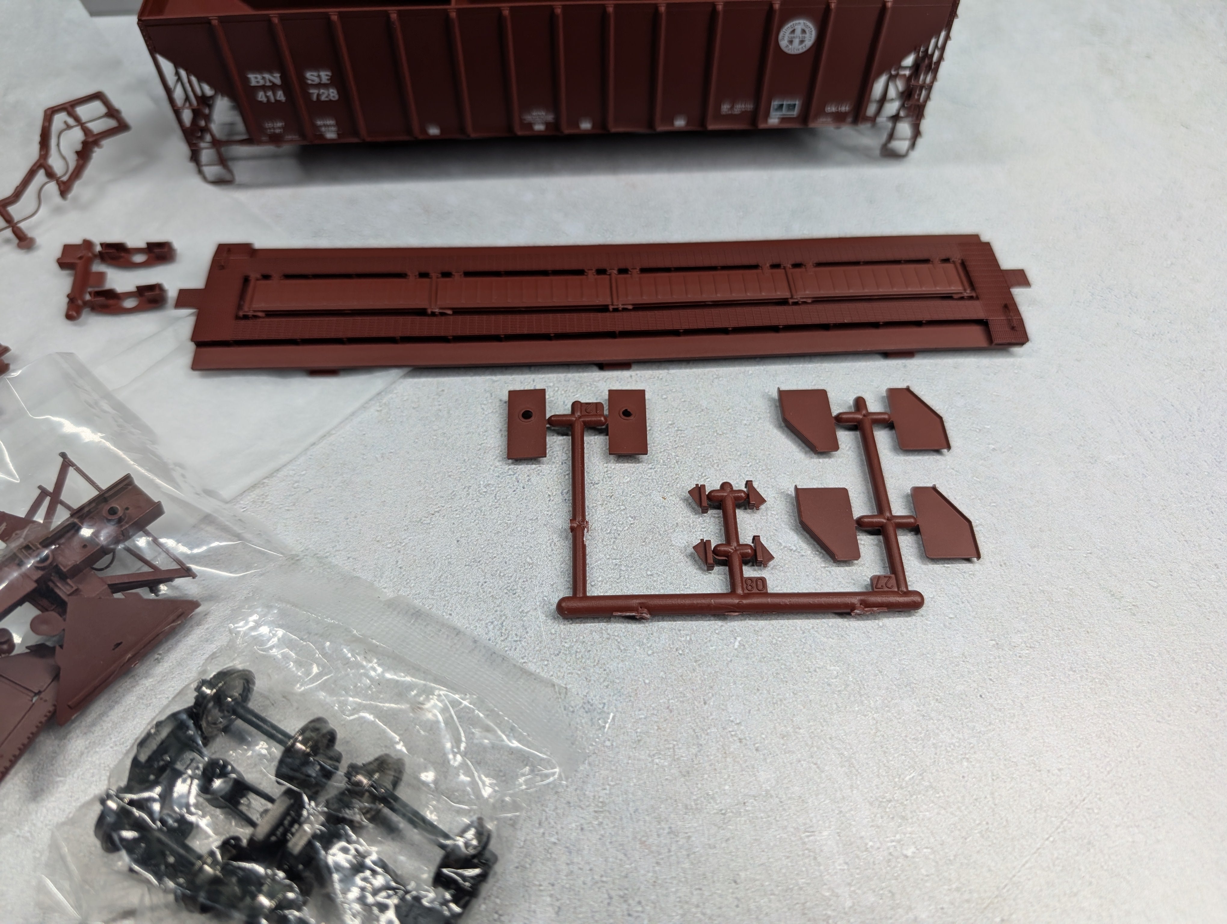 USED Life-Like 30123 HO Scale Proto 2000 - 4427 PS2-CD High-Side Covered Hopper BNSF #414728 KIT