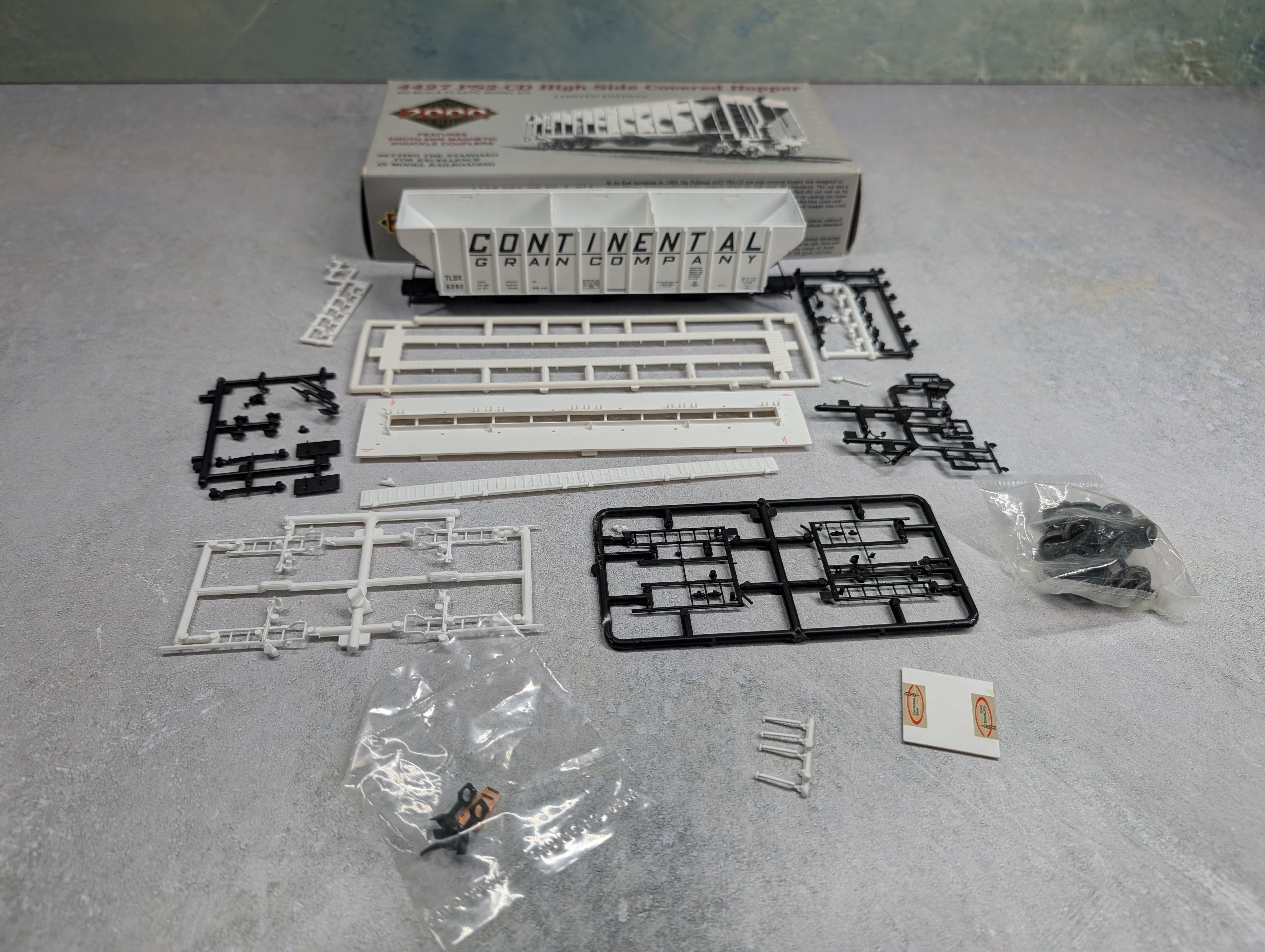 USED Life-Like 21875 HO Scale Proto 2000 - 4427 PS2-CD High-Side Covered Hopper Continental Grain TLDX #6282 KIT