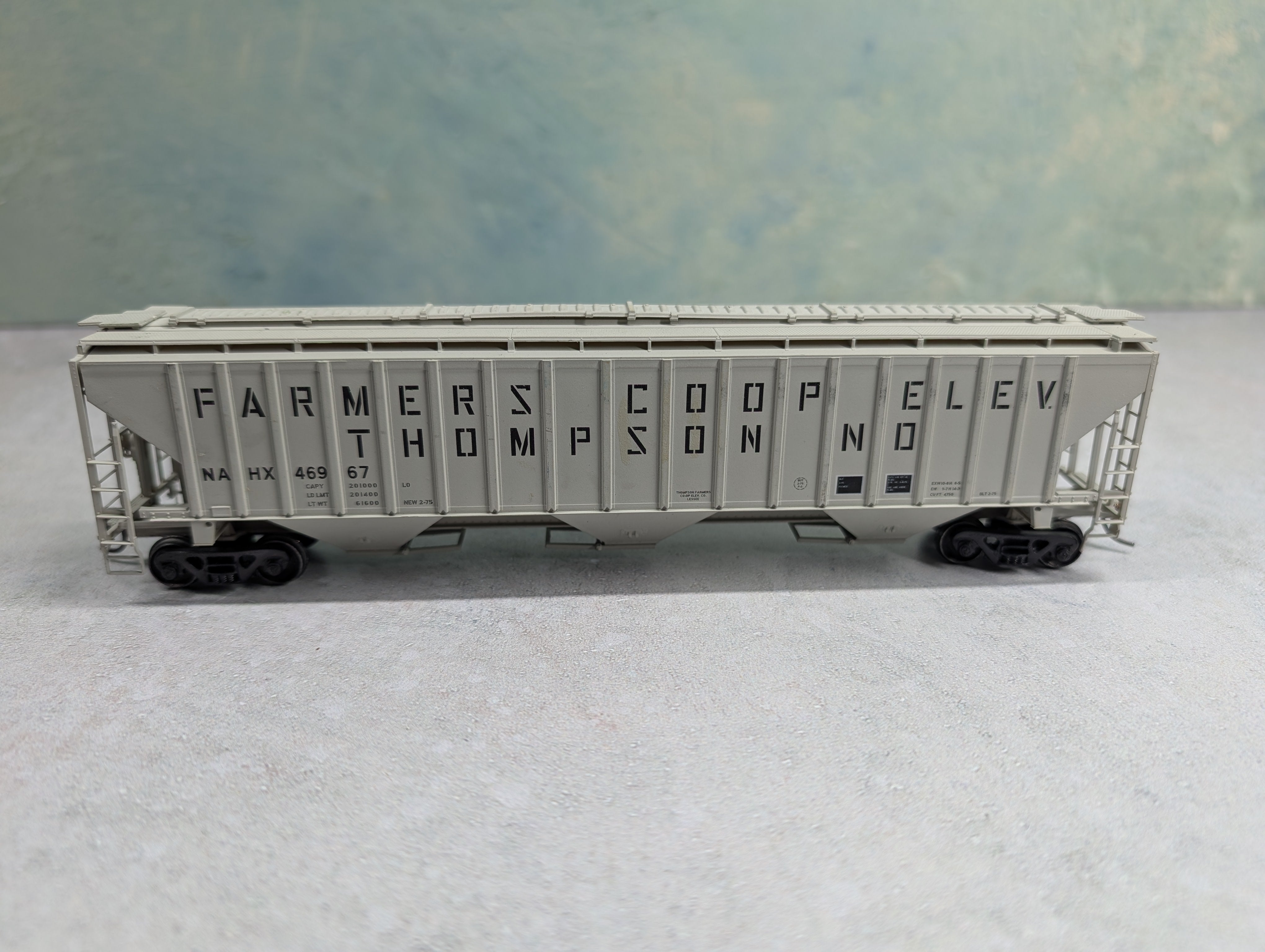 USED Accurail HO Scale 3 Bay Covered Hopper Farmers Coop Elev Thompson ND NAHX #46967