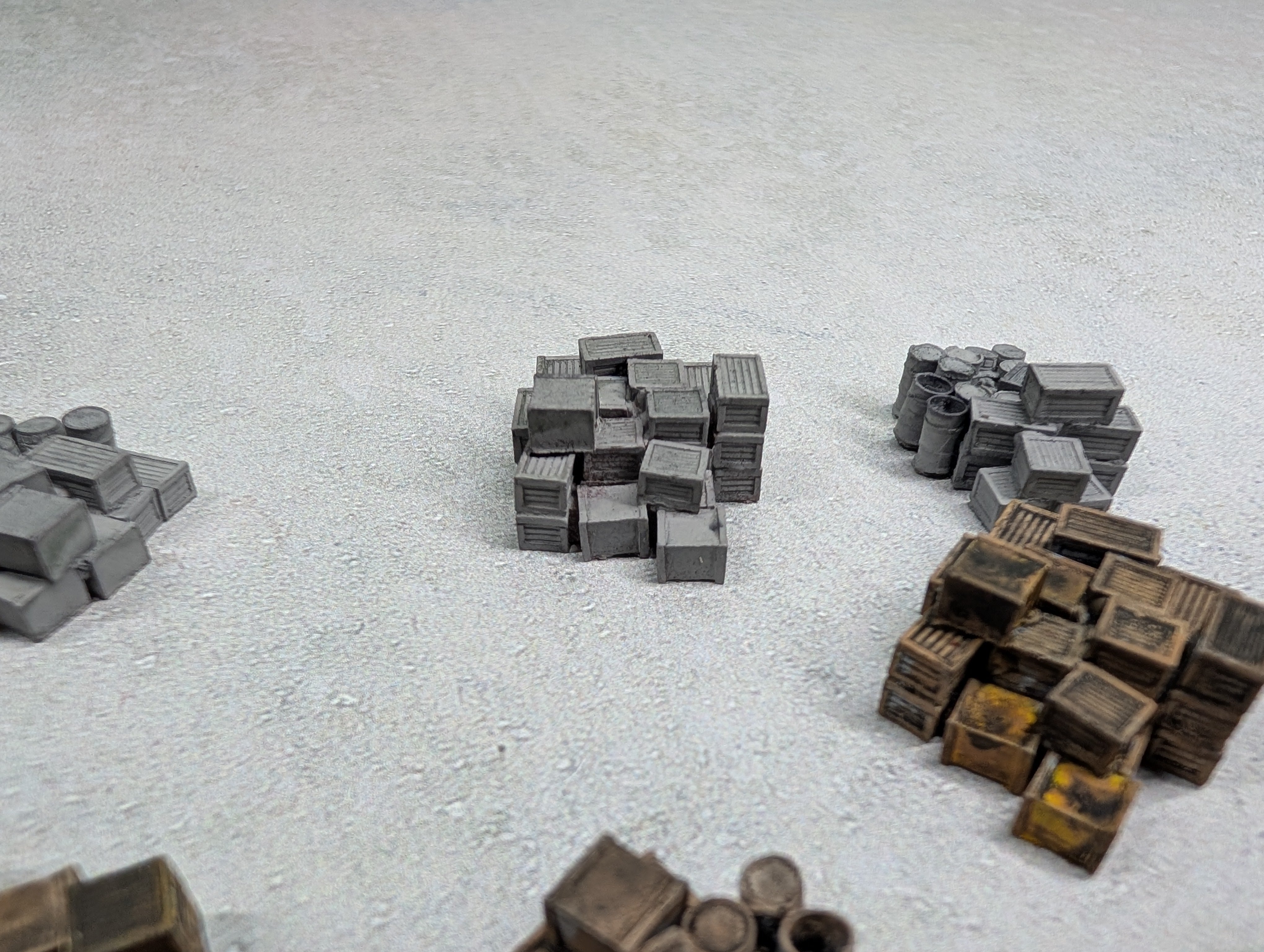 USED N Scale Lot of Clumps of Barrels & Crates