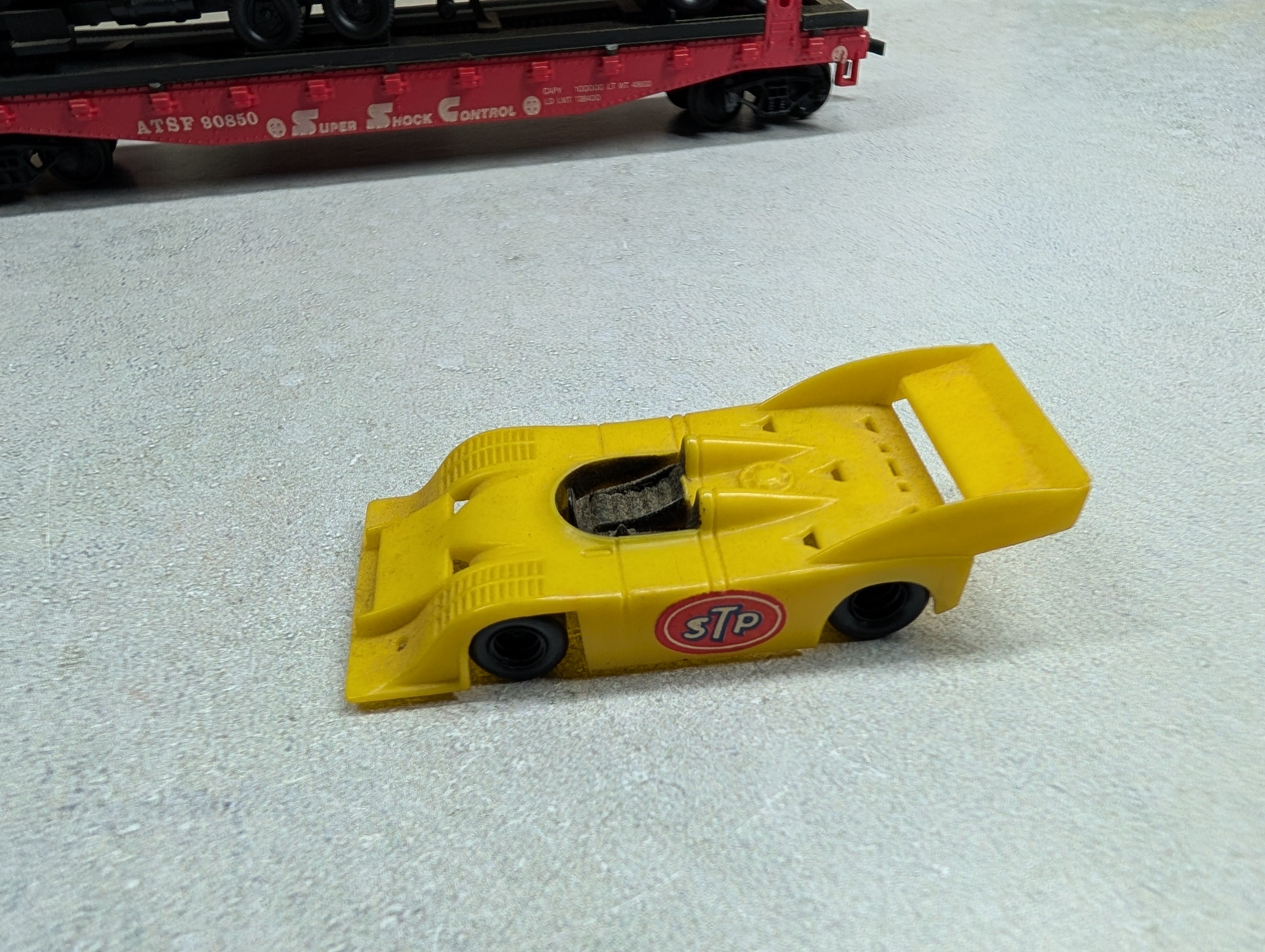 USED AHM 11105 HO Scale Truck, Trailer & Race Car