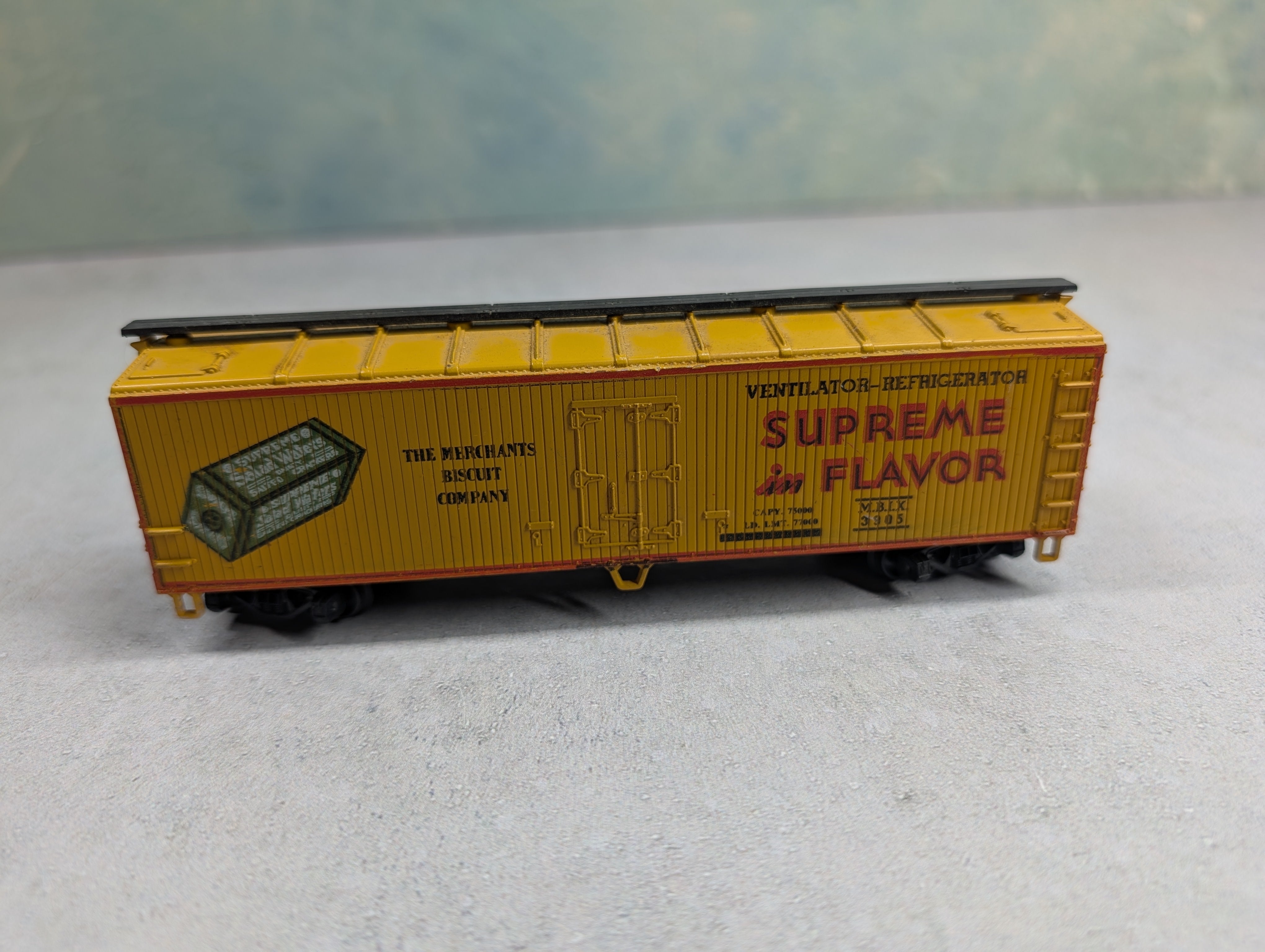 USED HO Scale 40' Wooden Billboard Reefer Car Merchants Biscuit Company MBIX #3905