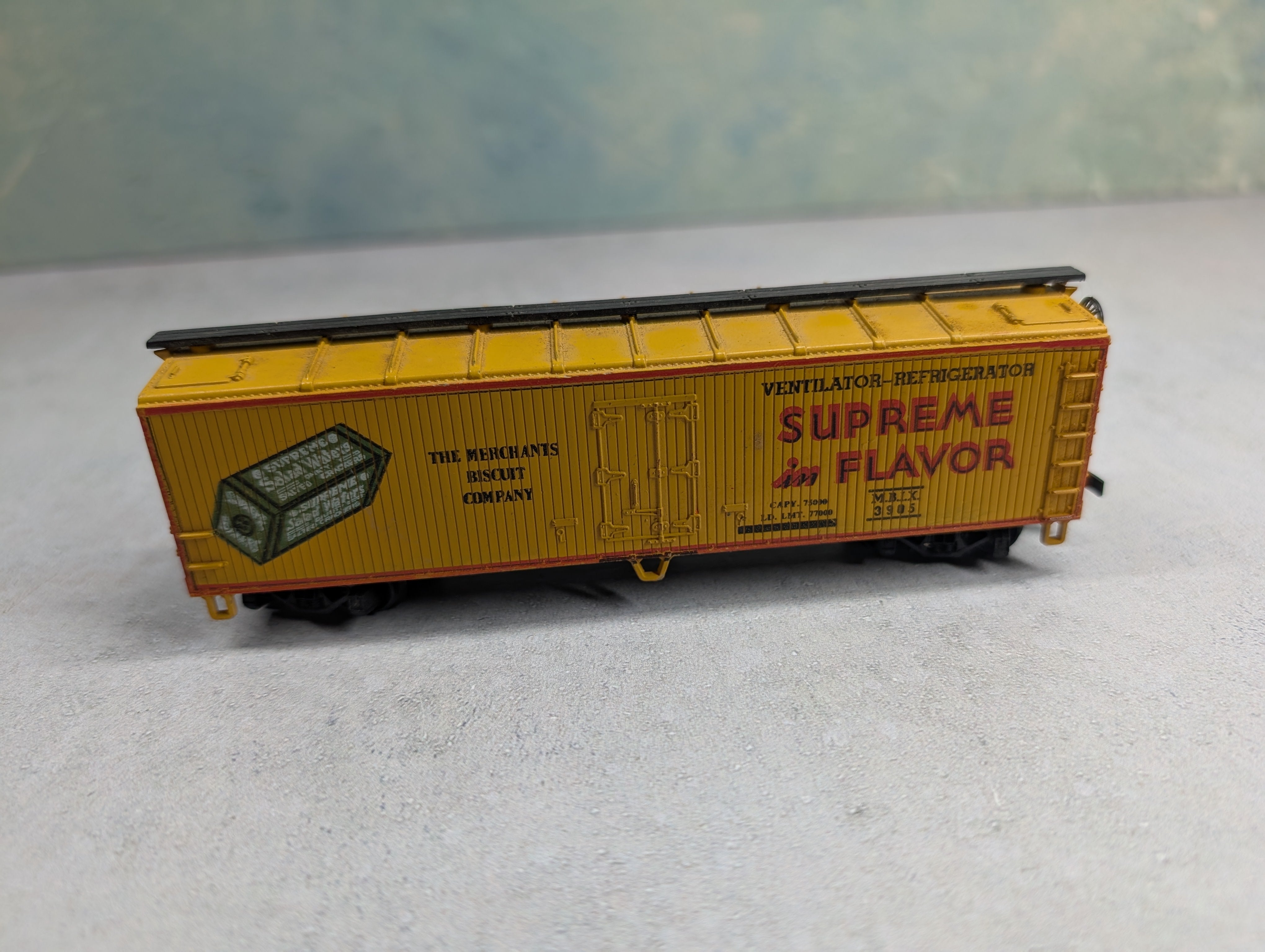 USED HO Scale 40' Wooden Billboard Reefer Car Merchants Biscuit Company MBIX #3905