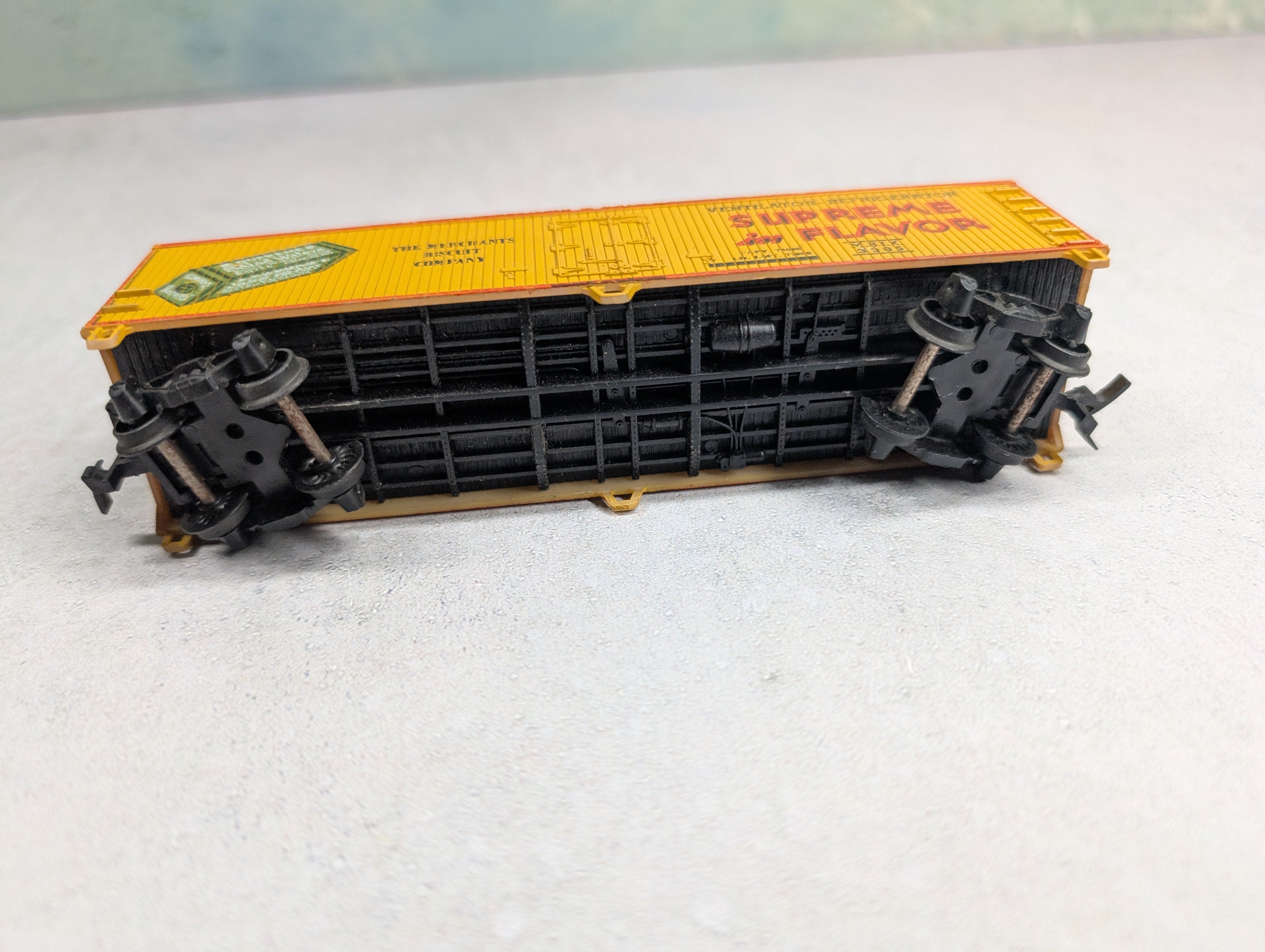 USED HO Scale 40' Wooden Billboard Reefer Car Merchants Biscuit Company MBIX #3905