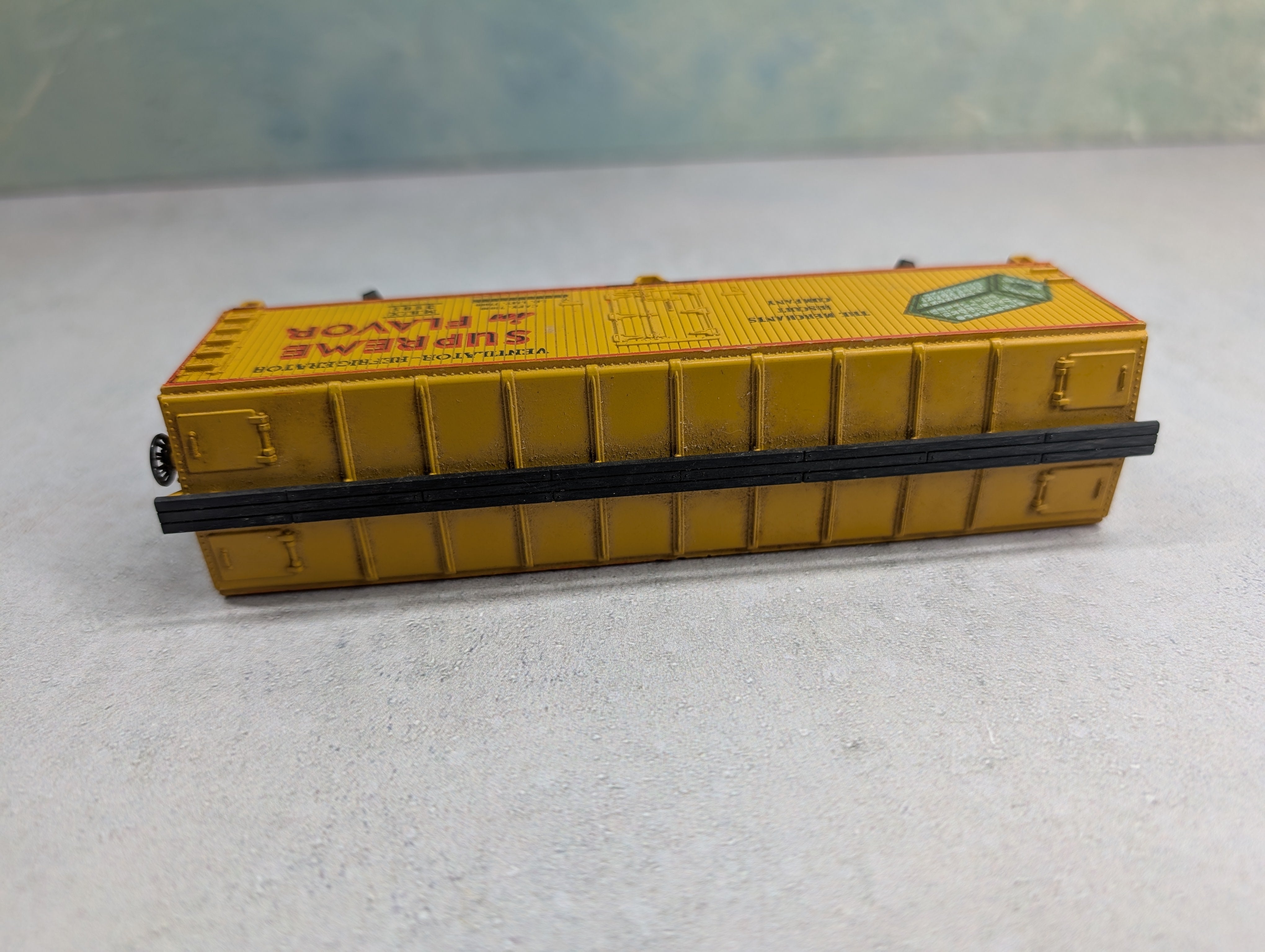 USED HO Scale 40' Wooden Billboard Reefer Car Merchants Biscuit Company MBIX #3905