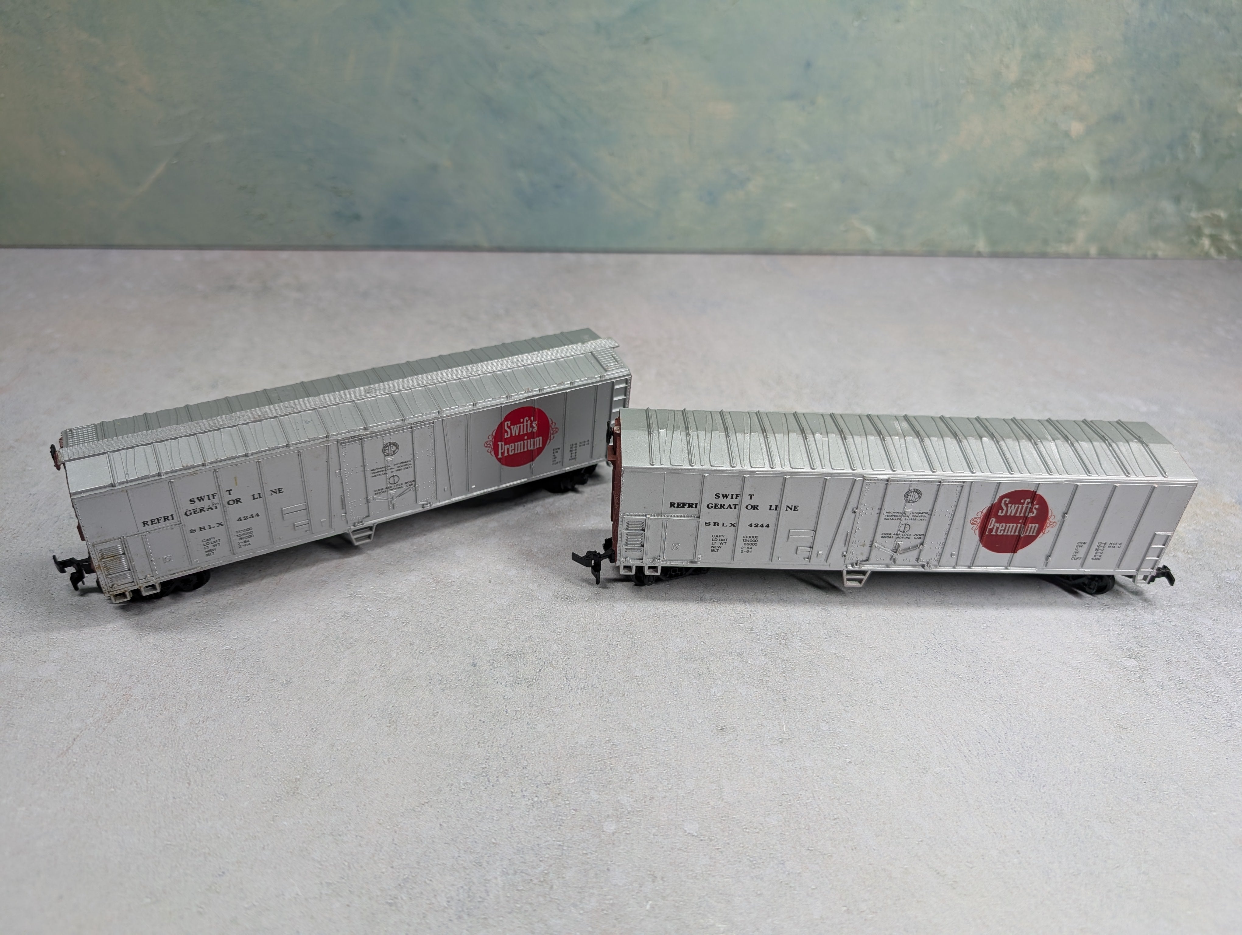 USED Bachmann HO Scale 50' Reefer Box Cars Swift Refrigerator Line SRLX #4244 (2 pcs)