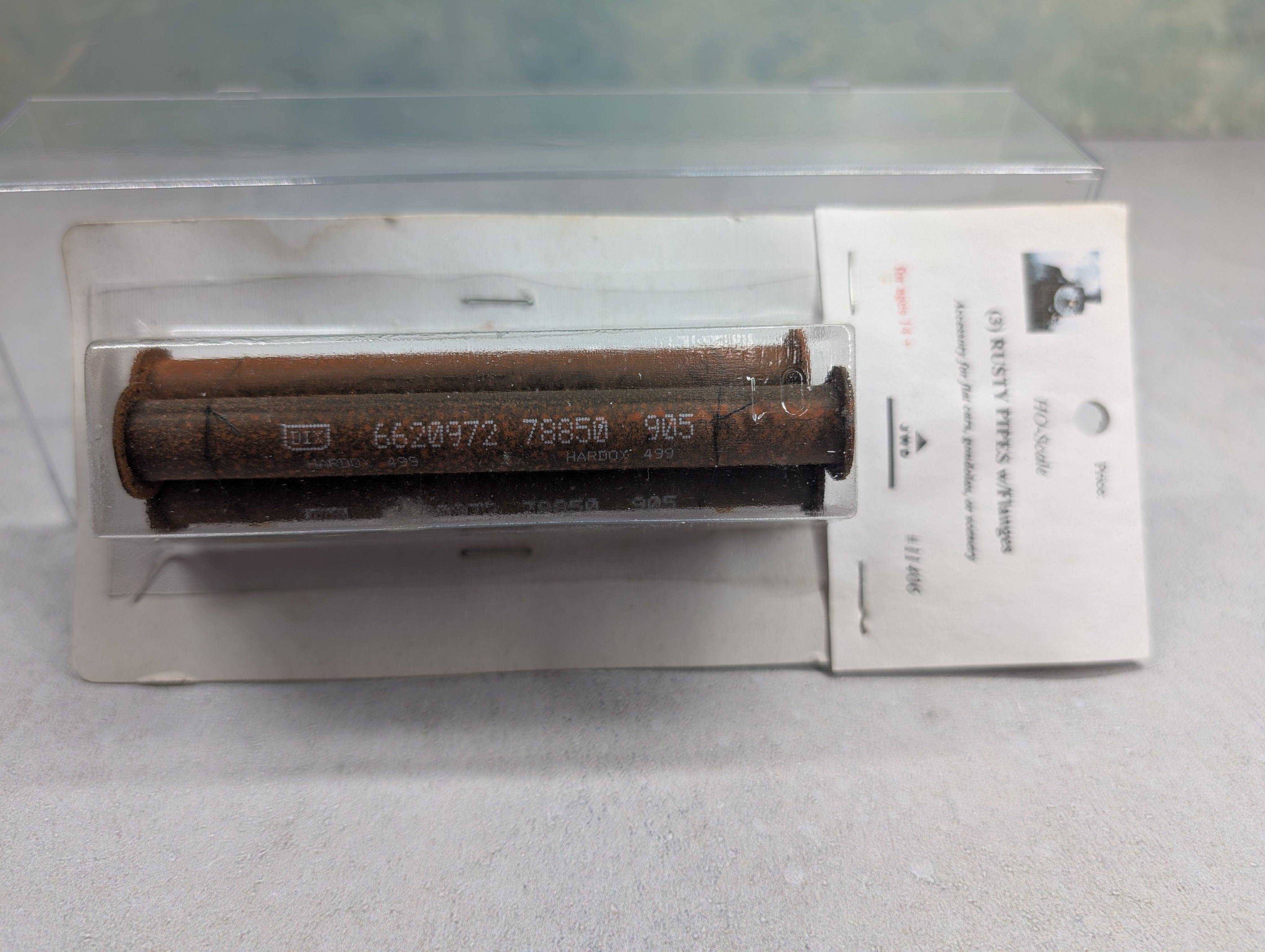 Duha 11406 HO Scale Rusty Pipes w/ Flanges (3 pcs)