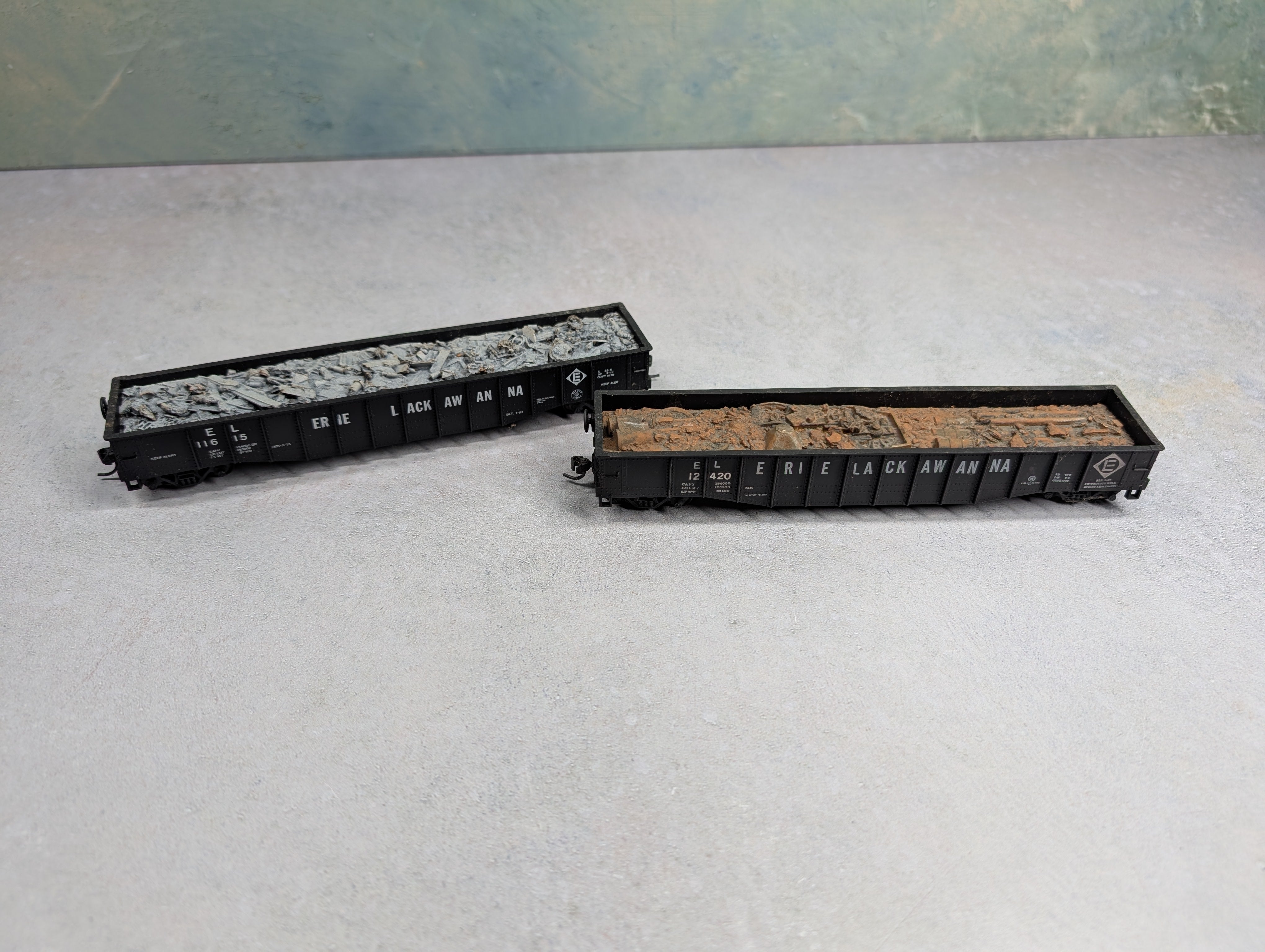 USED Athearn HO Scale 50' Gondolas Erie Lackawanna EL w/ Scrap Loads (2 pcs)