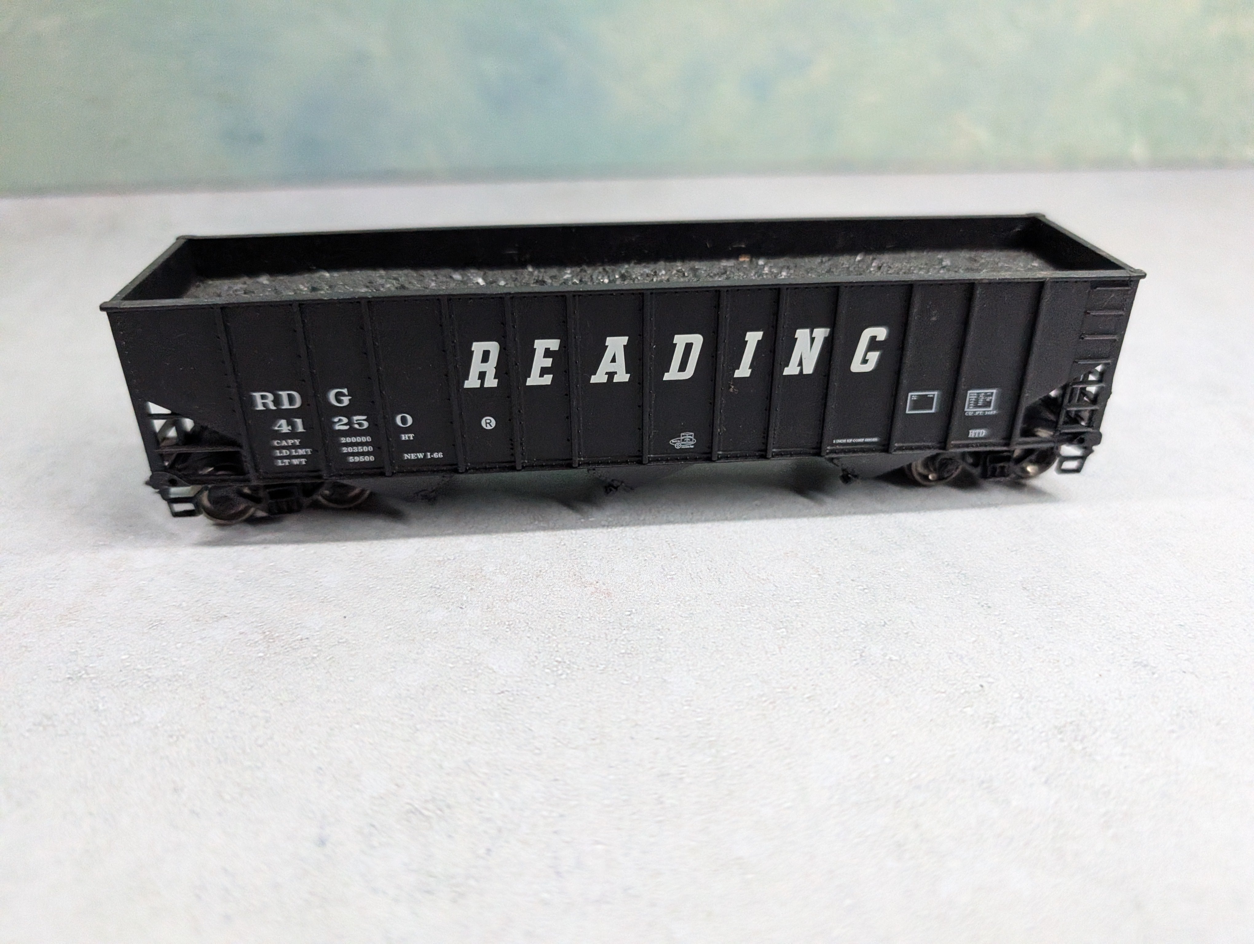 USED Bachmann HO Scale 3 Bay 100 Ton Hopper Reading RDG #41250 w/ Coal Load