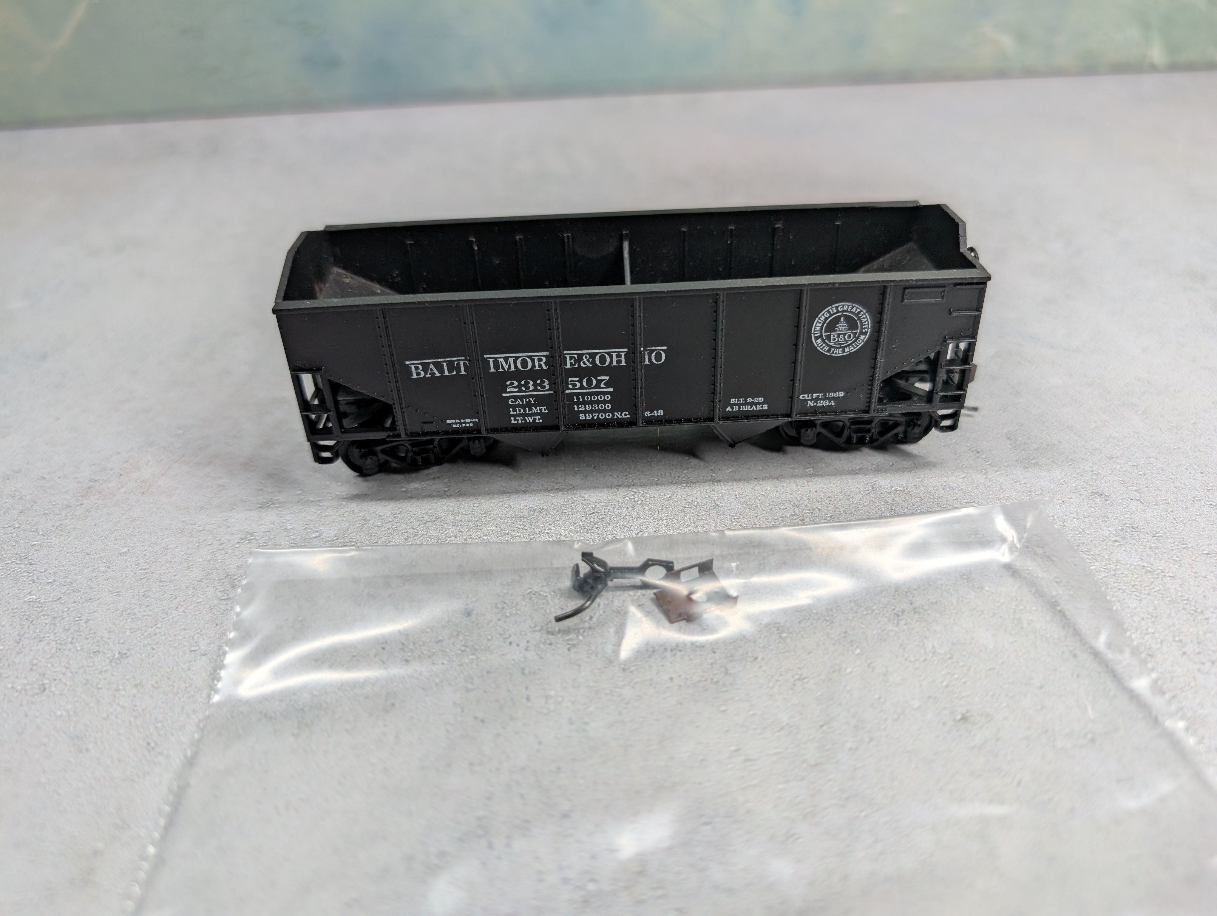 USED Athearn HO Scale 2 Bay Raised End Hopper Baltimore and Ohio #233507