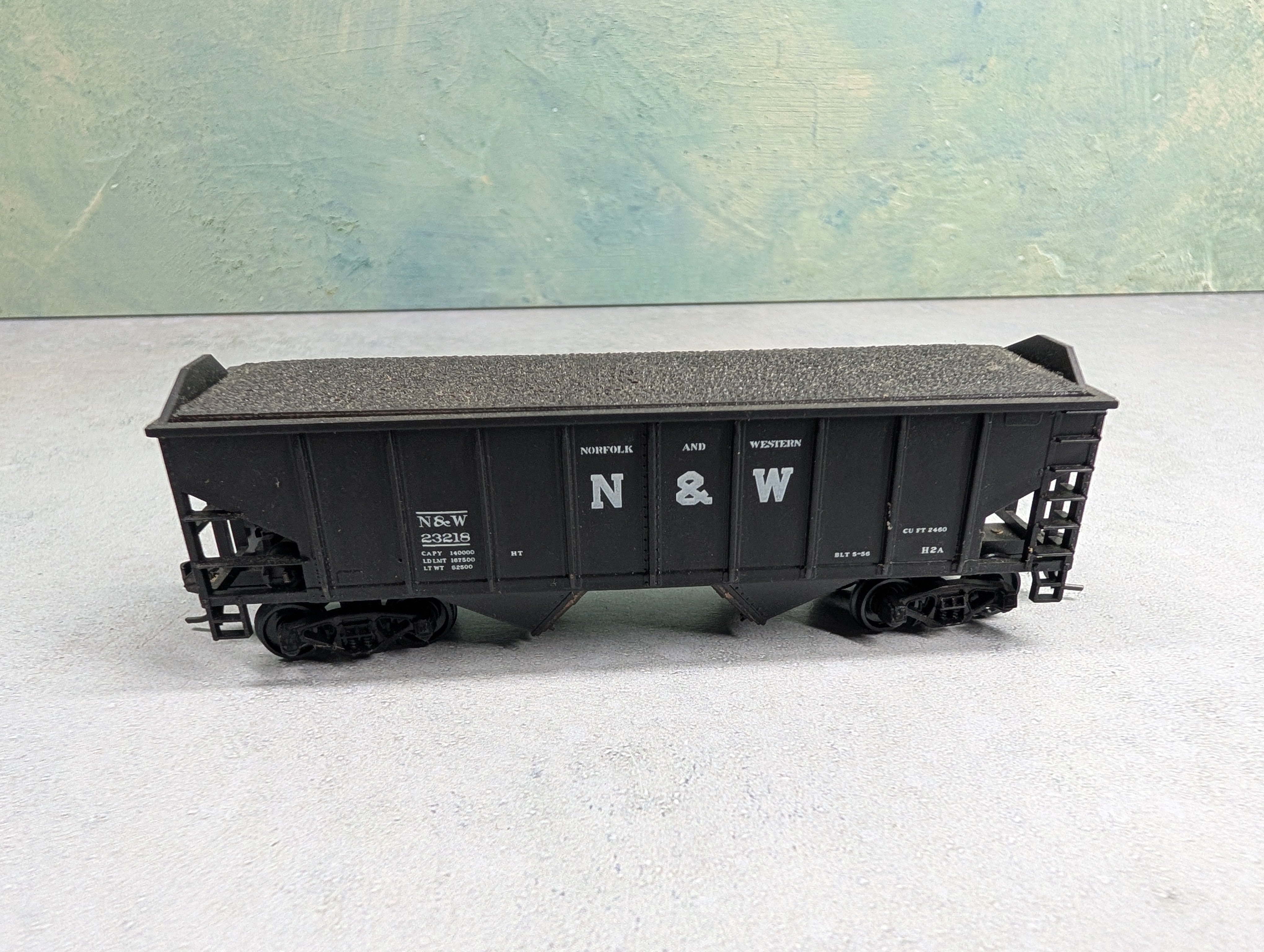 USED Walthers HO Scale 2 Bay Raised End Hopper Norfolk & Western N&W #23218 w/ Coal Load